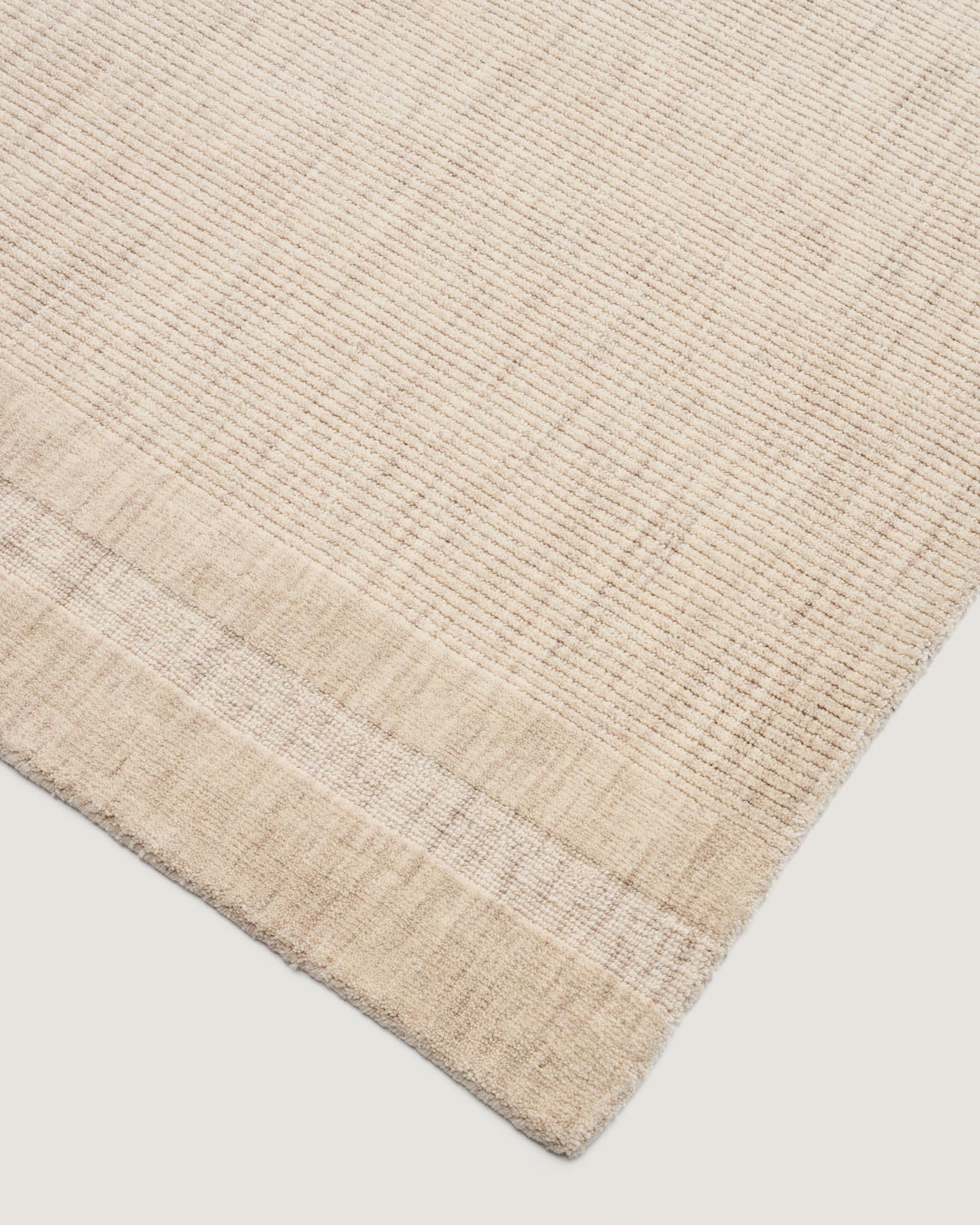 Beiger Wollteppich Dalena mit modernem Jacquard-Streifenmuster, ideal für gemütliche Wohnräume, Größe 300 x 200 cm.