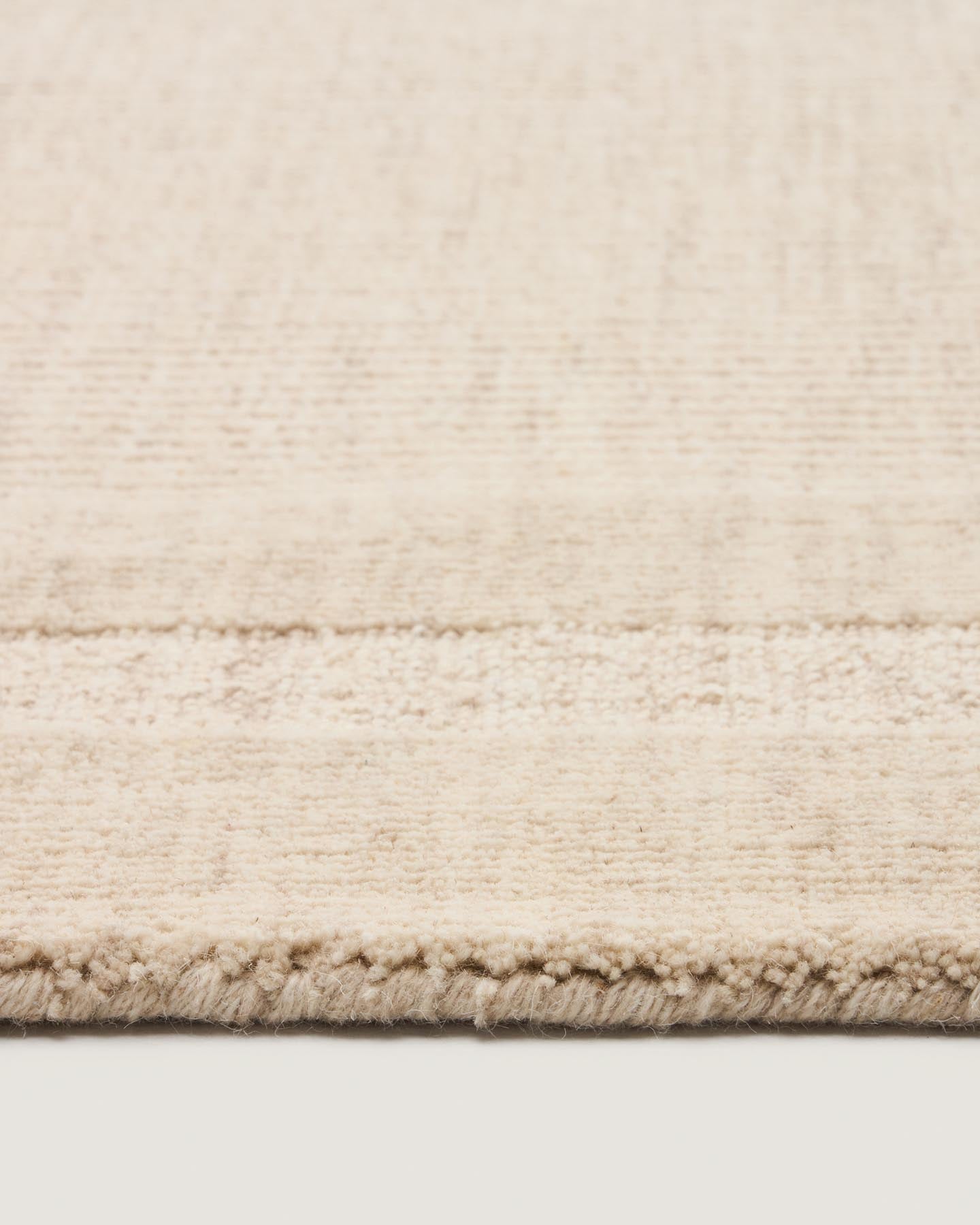 Eleganter Wollteppich Dalena in Beige mit stilvollem Jacquard-Streifenmuster, perfekt für einladende Wohnbereiche, Maße 300 x 200 cm.