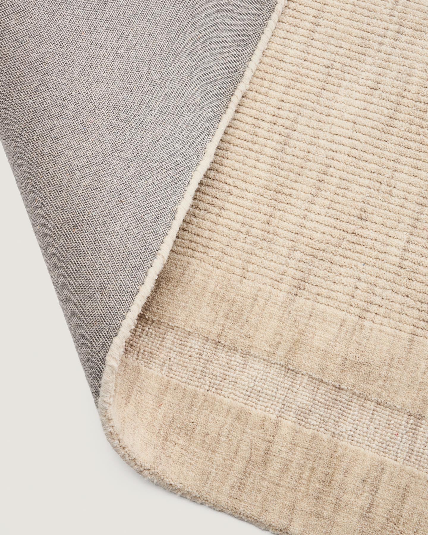 Beiger Wollteppich Dalena mit modernem Jacquard-Streifenmuster, ideal für gemütliche Räume, Größe 300 x 200 cm.