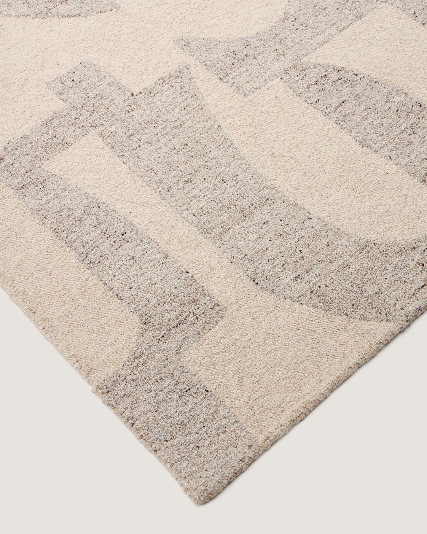 Eleganter grauer Wollmix-Teppich Norela mit feinem Jacquard-Muster, ideal für moderne Wohnräume, Maße 300 x 200 cm.