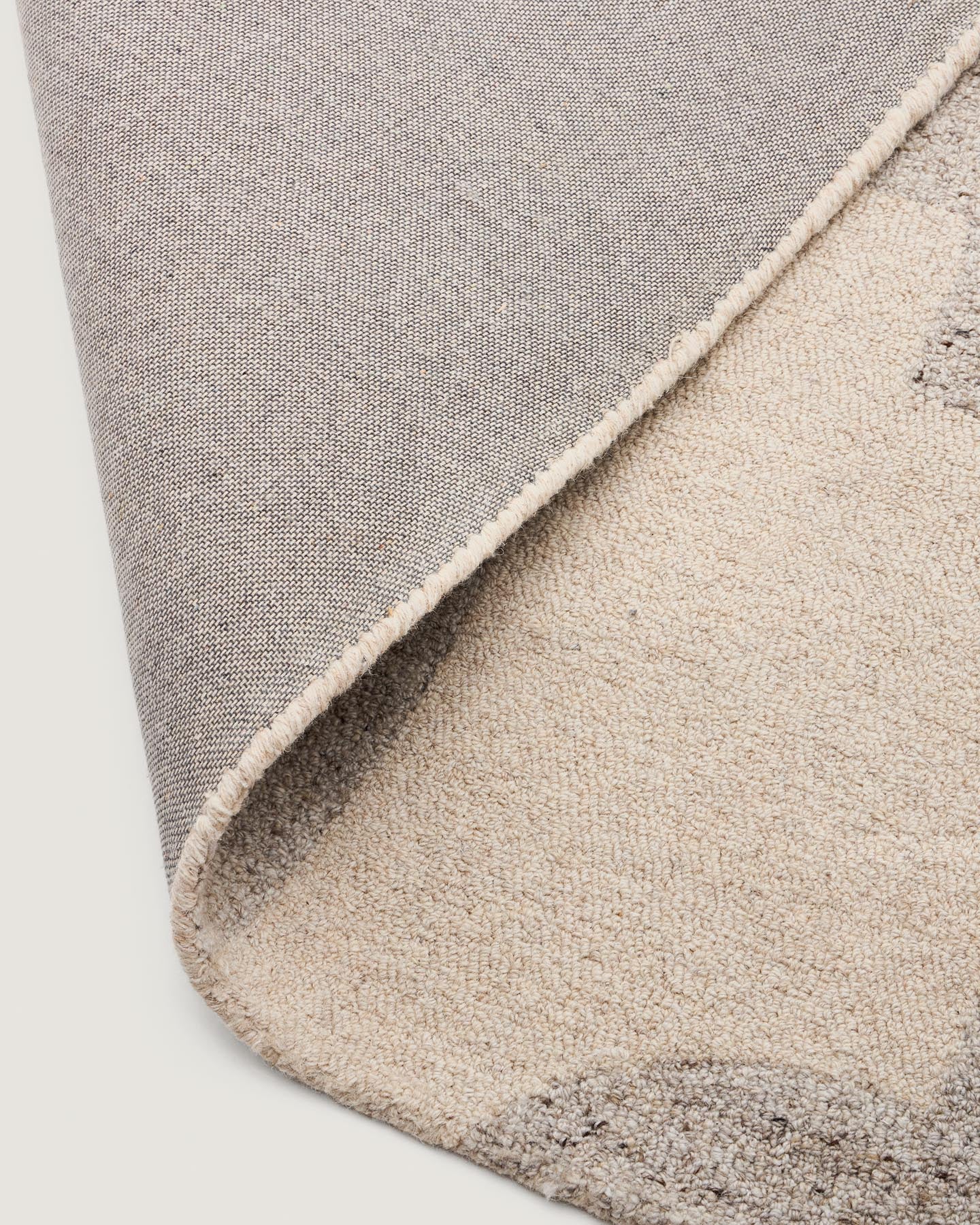 Eleganter Wollmix-Teppich Norela in Grau mit feinem Jacquard-Muster, ideal für moderne Wohnräume, Maße 300 x 200 cm.