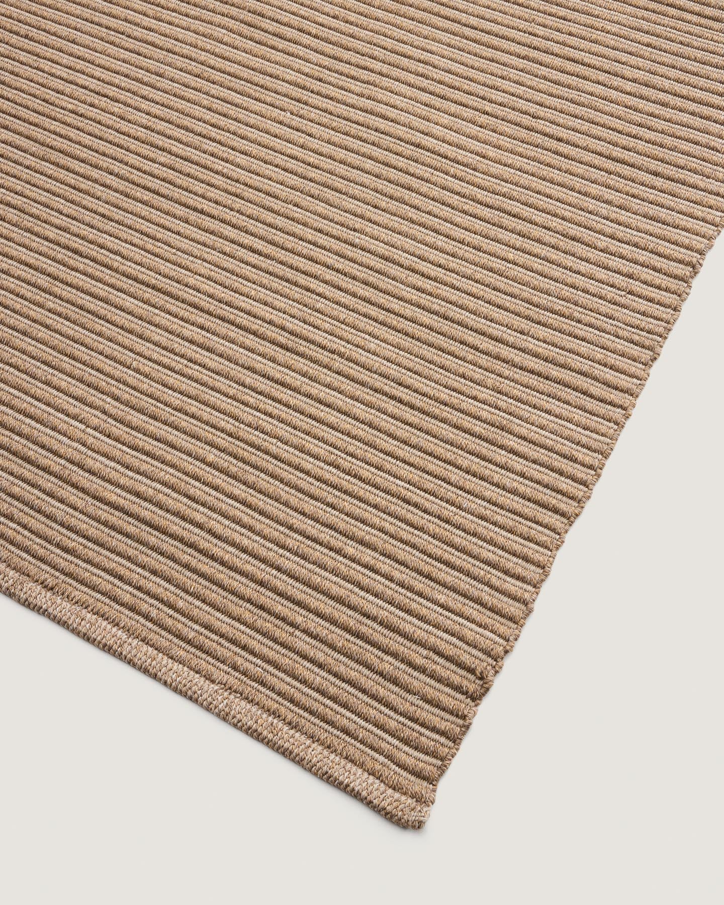 Beige Teppich Ardelia von Kave Home, 160 x 230 cm, aus robusten synthetischen Materialien, ideal für moderne Wohnräume.