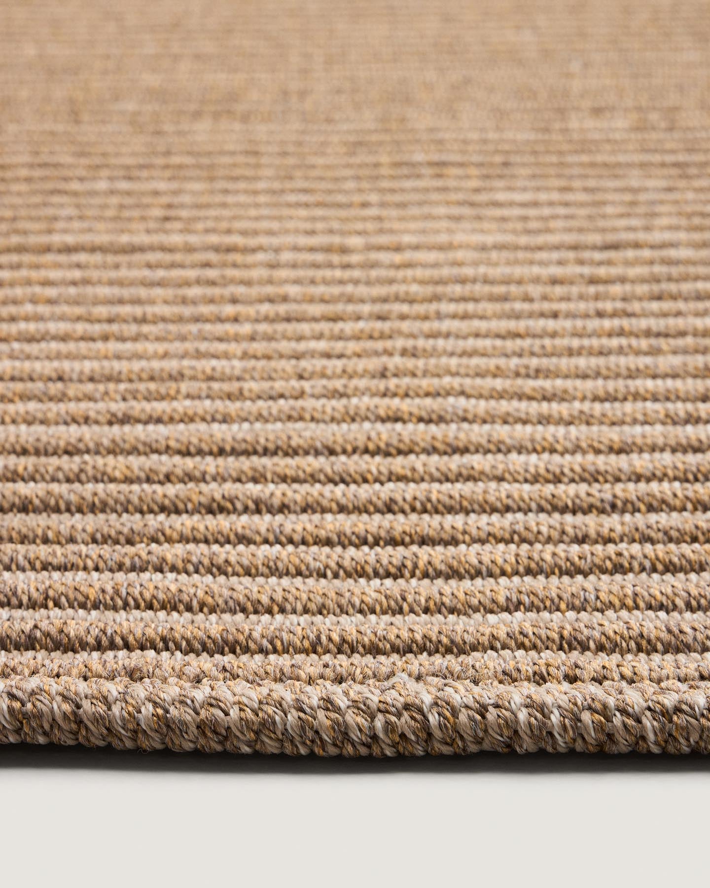 Eleganter beiger Teppich Ardelia von Kave Home, 160 x 230 cm, gefertigt aus langlebigen synthetischen Fasern, perfekt für stilvolle Innenräume.