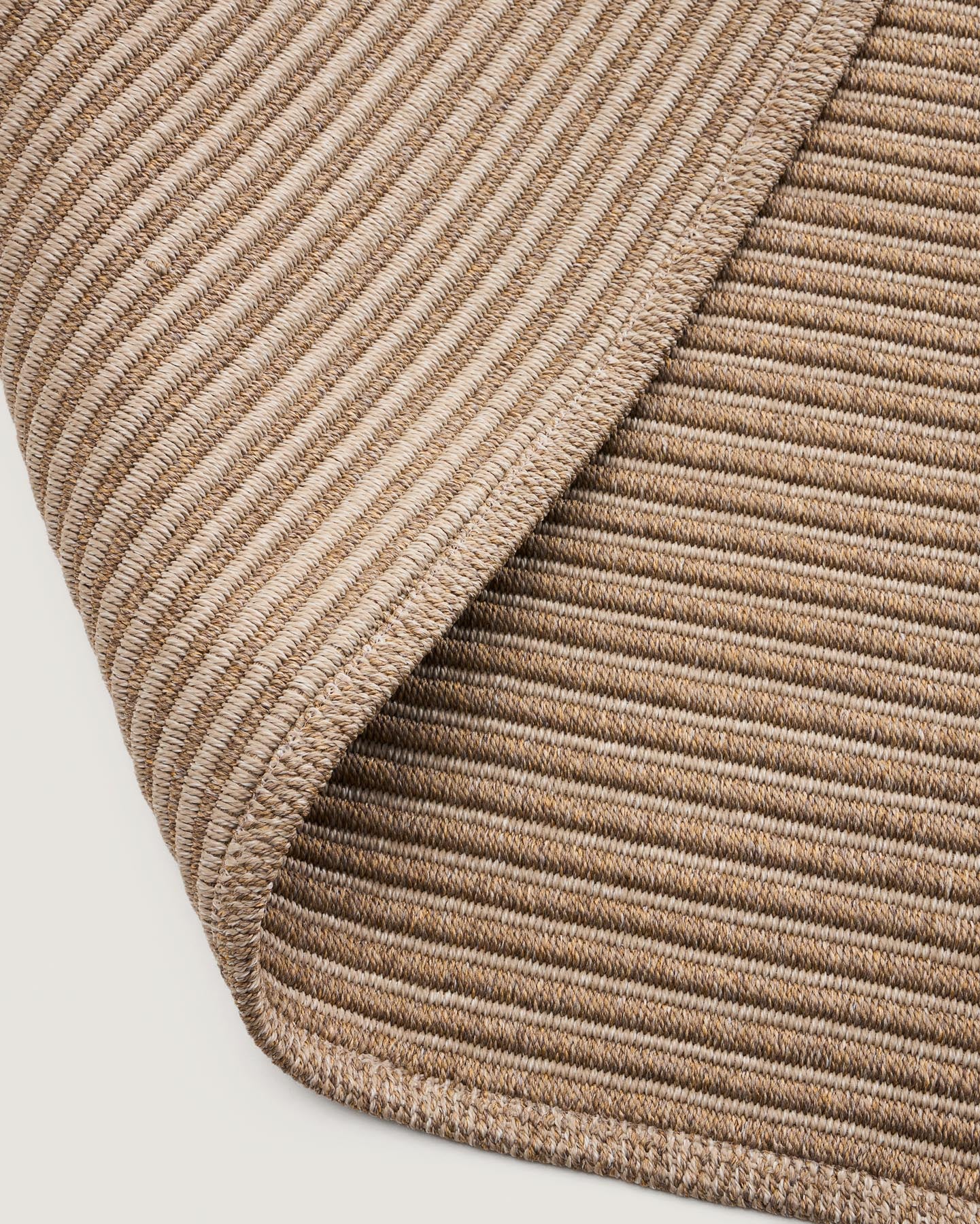 Beiger Teppich Ardelia von Kave Home, 160 x 230 cm, aus robusten synthetischen Materialien, ideal für moderne Wohnräume.