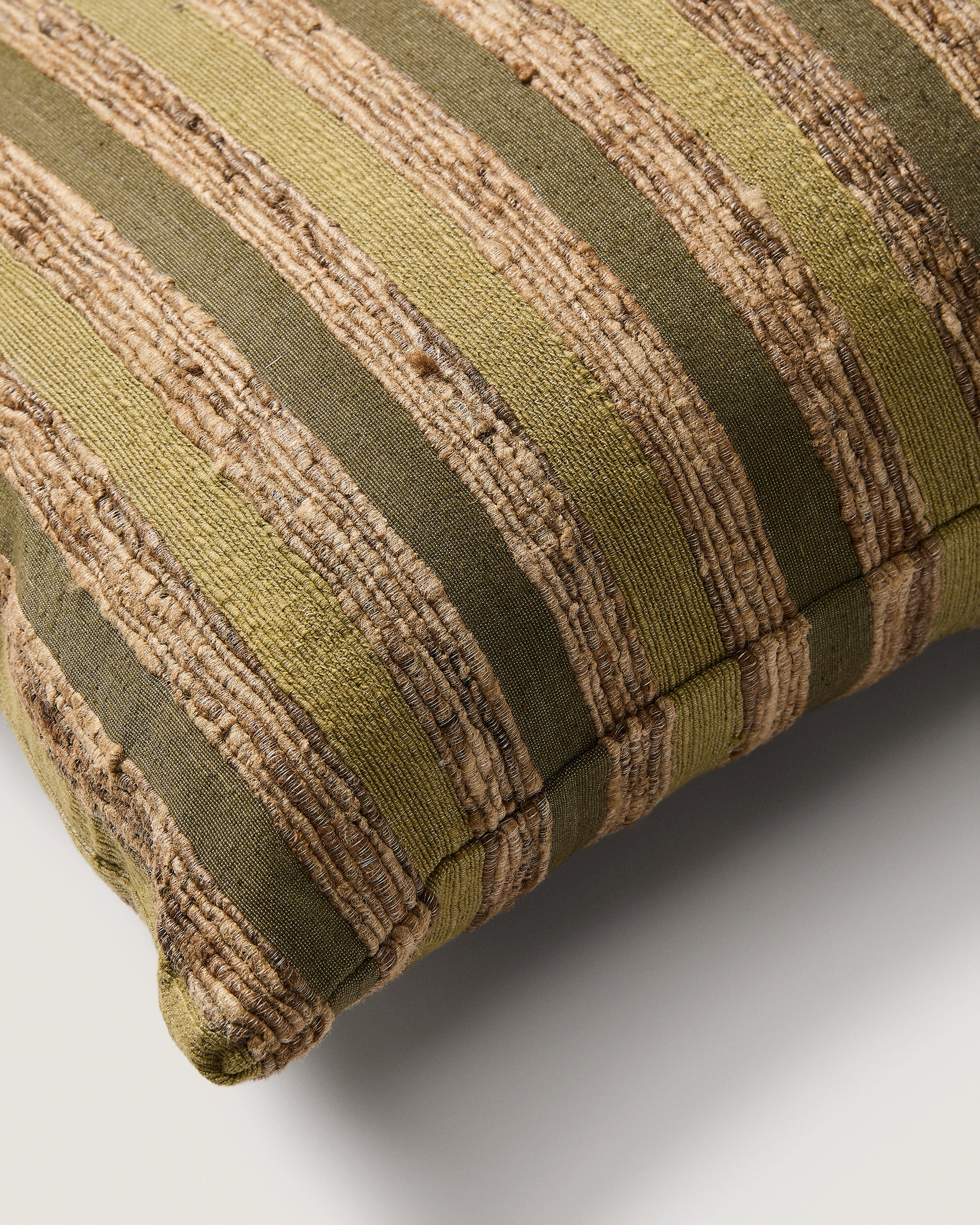 Eleganter Kissenbezug Dorevi in Seidenmischung mit feinen grünen Jacquard-Streifen, 40 x 60 cm, ideal für eine stilvolle Wohnraumgestaltung.