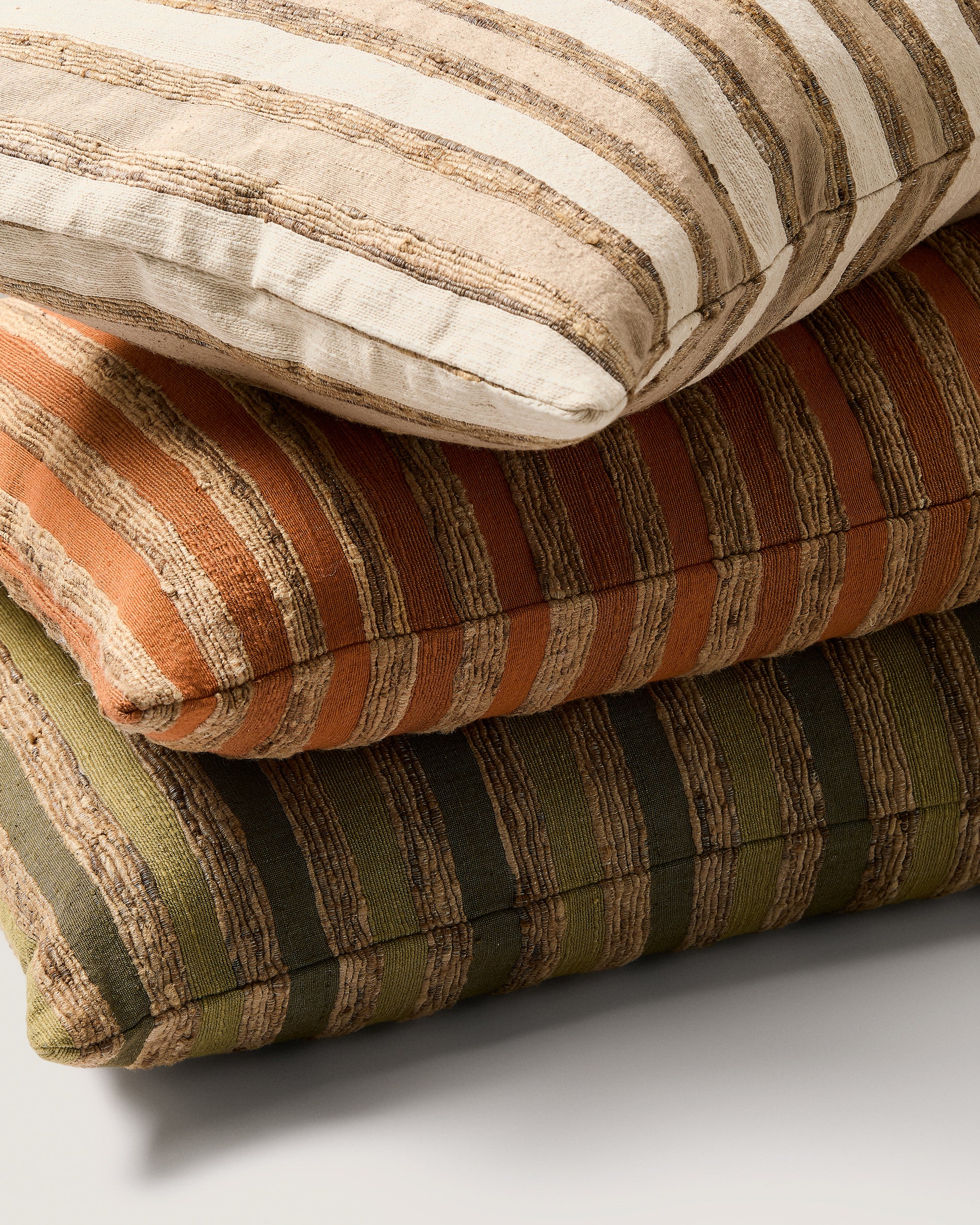 Stilvoller Kissenbezug Dorevi aus Seidenmischung mit zarten grünen Jacquard-Streifen, 40 x 60 cm, perfekt für eine elegante Dekoration.