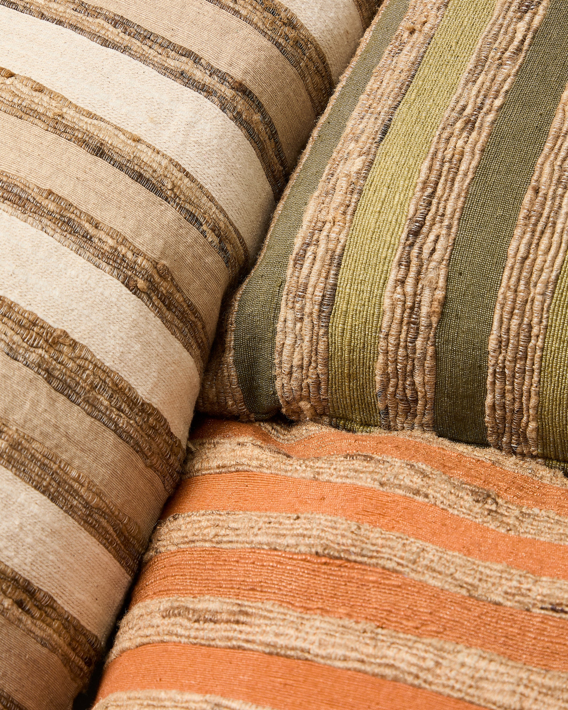 Eleganter Kissenbezug Dorevi in Seidenmischung mit feinen grünen Jacquard-Streifen, 40 x 60 cm, ideal für stilvolle Wohnakzente.