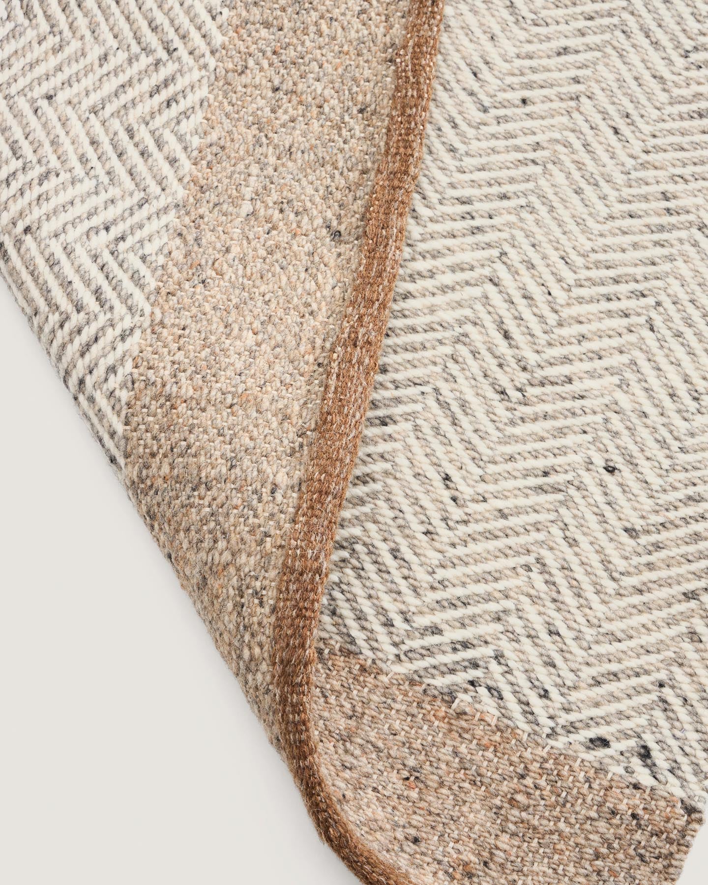 Eleganter beiger Wollläufer Nifelia mit stilvollem Jacquard-Muster, ideal für einladende Wohnbereiche, Maße 200 x 80 cm.