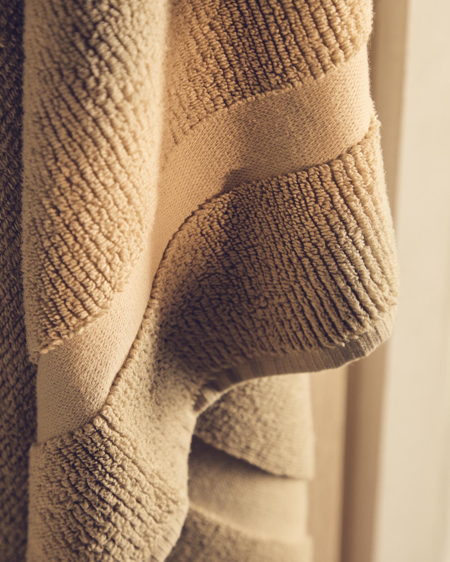 Elegantes Handtuch Olvira in tiefem Grün, aus 100 % Baumwolle, mit stilvollem Jacquard-Muster, ideal für ein luxuriöses Badeerlebnis.