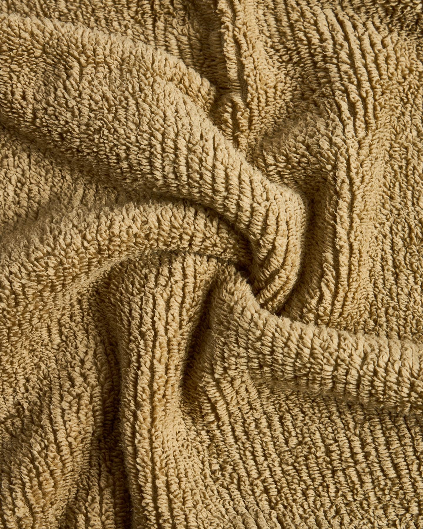 Elegantes Badetuch Olvira in tiefem Grün, aus 100 % Baumwolle, mit stilvoller Jacquard-Bordüre, ideal für den täglichen Gebrauch oder Wellness.