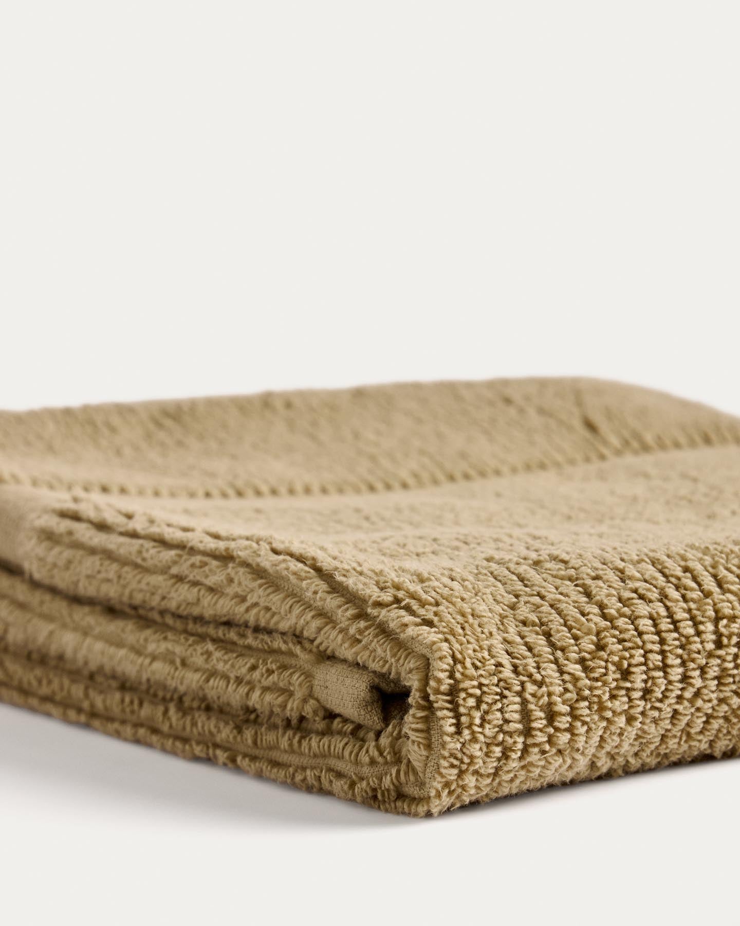 Luxuriöses Badetuch Olvira in dunklem Grün, gefertigt aus 100 % Baumwolle, mit feiner Jacquard-Bordüre, perfekt für Bad und Spa.