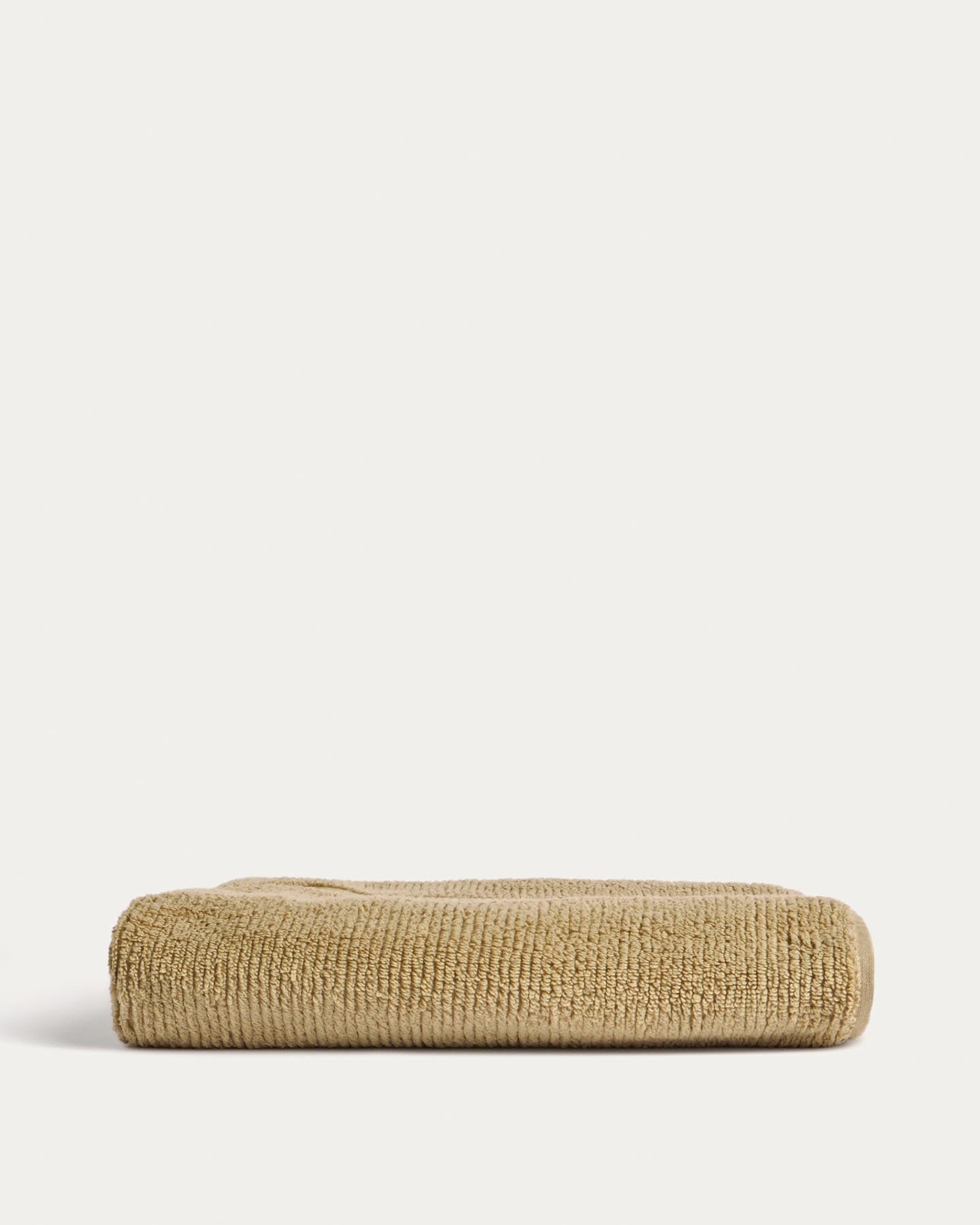 Luxuriöses Badetuch Olvira in dunklem Grün, gefertigt aus 100 % Baumwolle, mit feiner Jacquard-Bordüre, perfekt für Zuhause oder unterwegs.