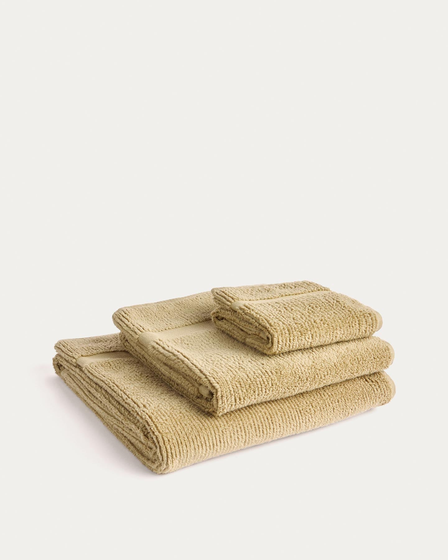 Luxuriöses Badetuch Olvira in dunklem Grün, gefertigt aus 100 % Baumwolle, mit einer ansprechenden Jacquard-Bordüre, perfekt für entspannende Momente.