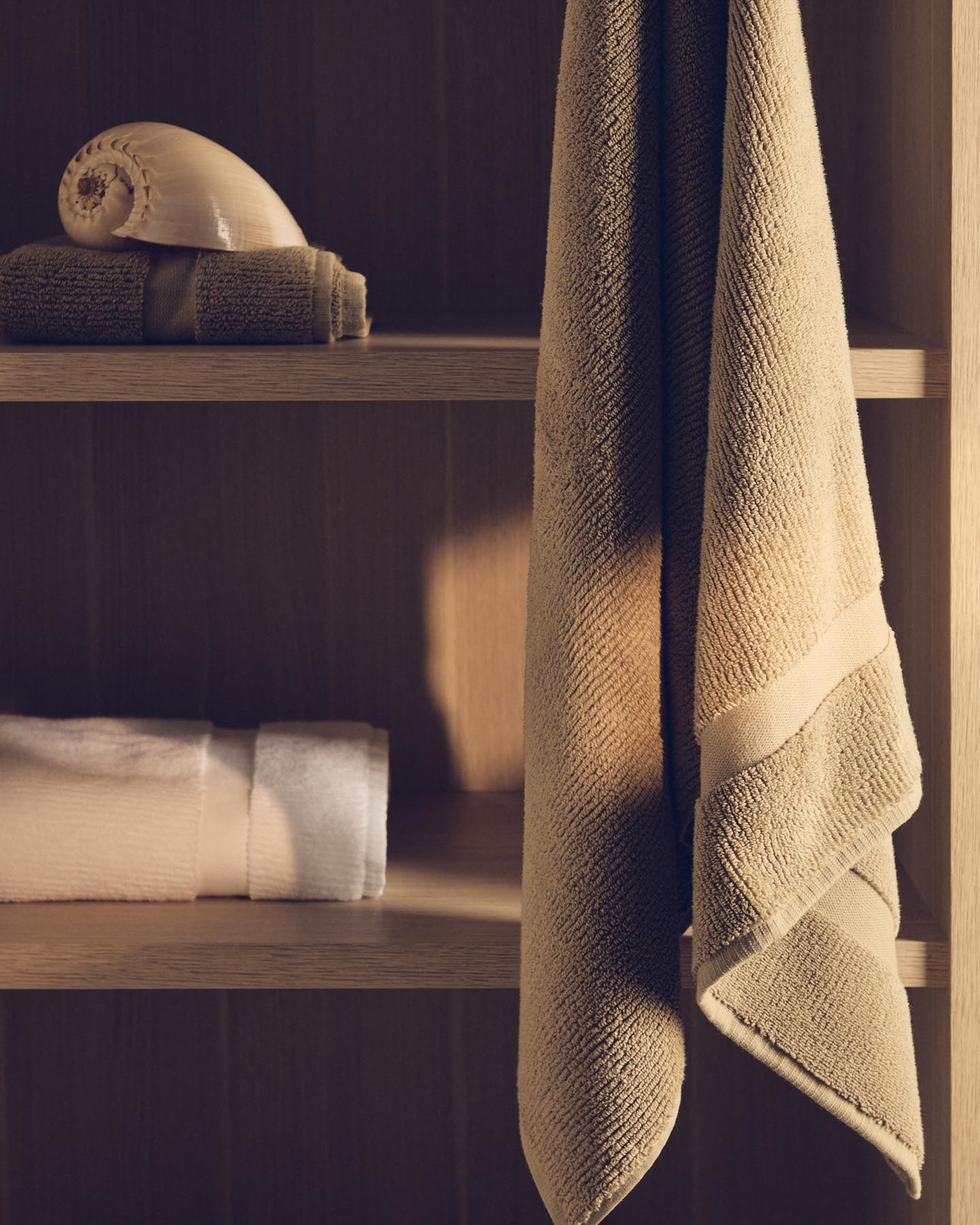 Luxuriöses Badetuch Olvira in dunklem Grün, gefertigt aus 100 % Baumwolle, mit feiner Jacquard-Bordüre, perfekt für Zuhause oder unterwegs.