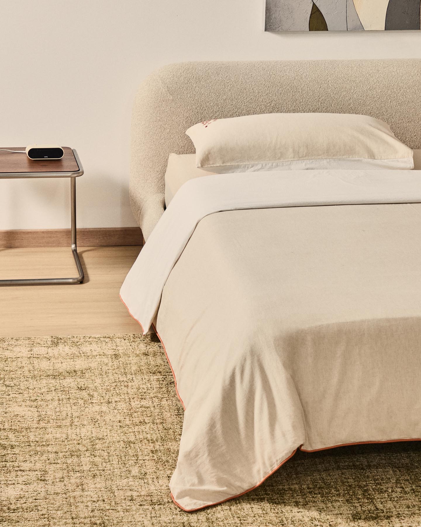 Stilvolles Bettwäsche-Set Virelda in sanftem Ecru Beige, gefertigt aus hochwertiger Baumwolle und Leinen, mit zarten Stickereien für 150-cm-Betten.