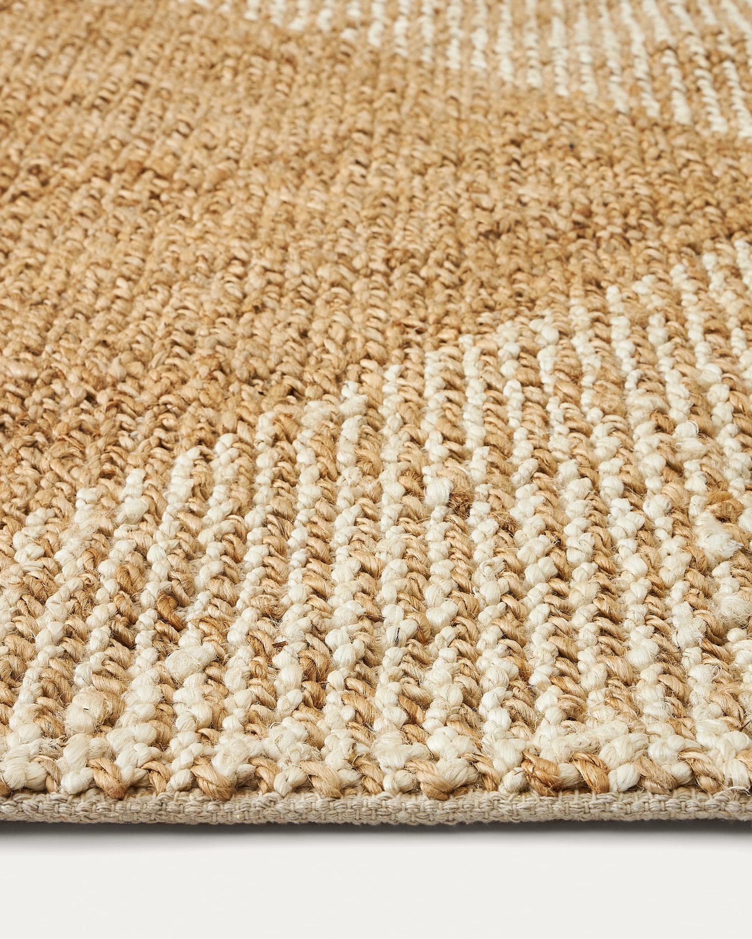 Der Maelan Teppich von Kave Home vereint Nachhaltigkeit und Stil. Mit 160 x 230 cm aus Jute und Baumwolle bringt er Wärme und Gemütlichkeit in Ihr Zuhause.