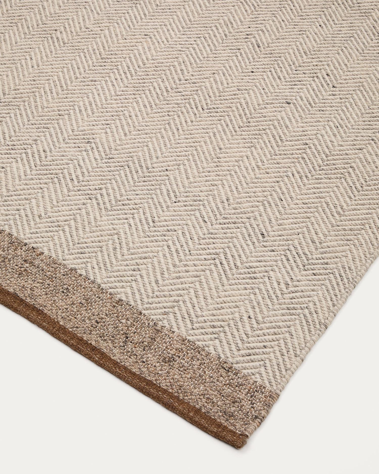 Beige Jacquard-Teppich Nifelia aus Wolle, 160 x 230 cm, verleiht jedem Raum Wärme und Eleganz mit seinem zeitlosen Design.