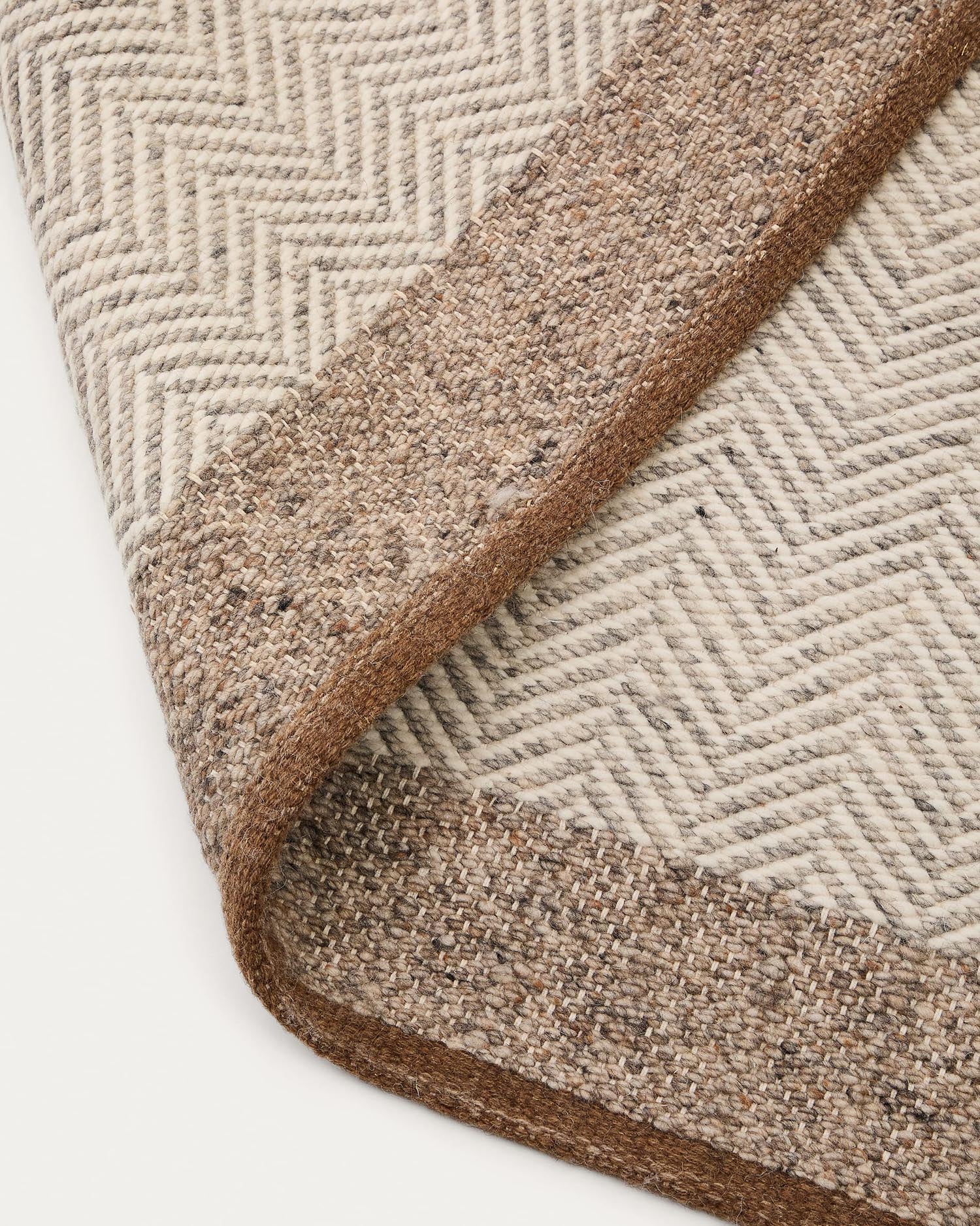 Eleganter beige Teppich Nifelia aus Wolle im Jacquard-Stil, 160 x 230 cm, ideal für eine stilvolle Raumgestaltung.