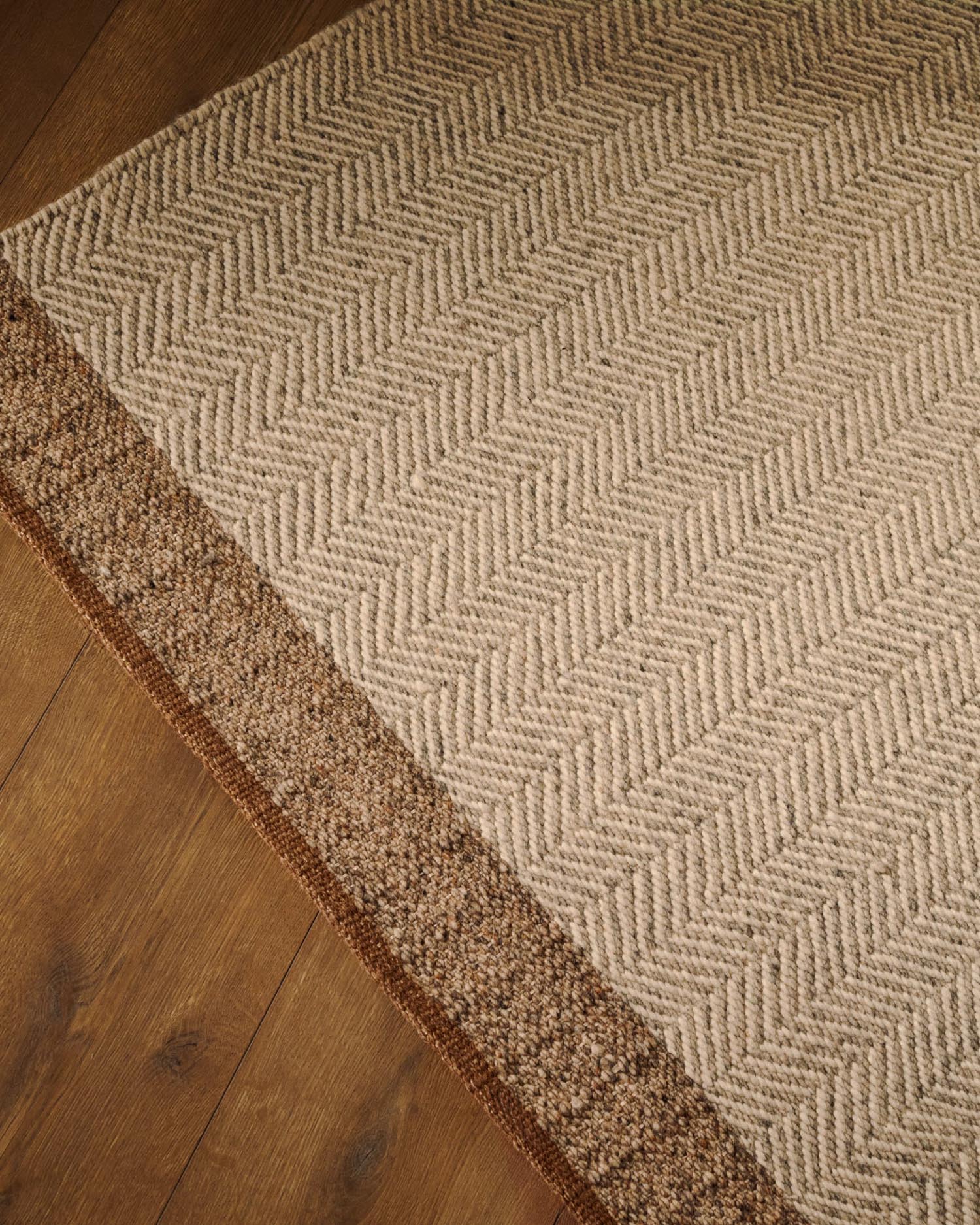 Eleganter beiger Teppich Nifelia aus Wolle von Kave Home, 160 x 230 cm, ideal für stilvolle Wohnräume und gemütliche Atmosphäre.