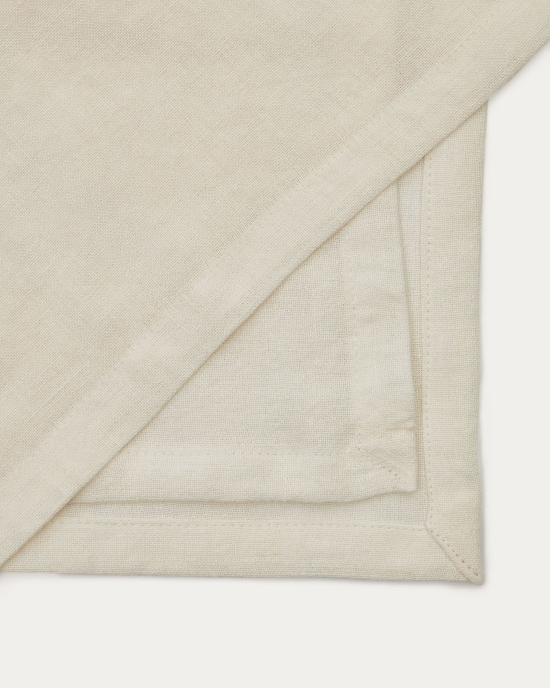Elegantes Pals Set aus 2 weißen Servietten aus 100% Leinen von Kave Home. Perfekt für stilvolle Anlässe und den täglichen Gebrauch.
