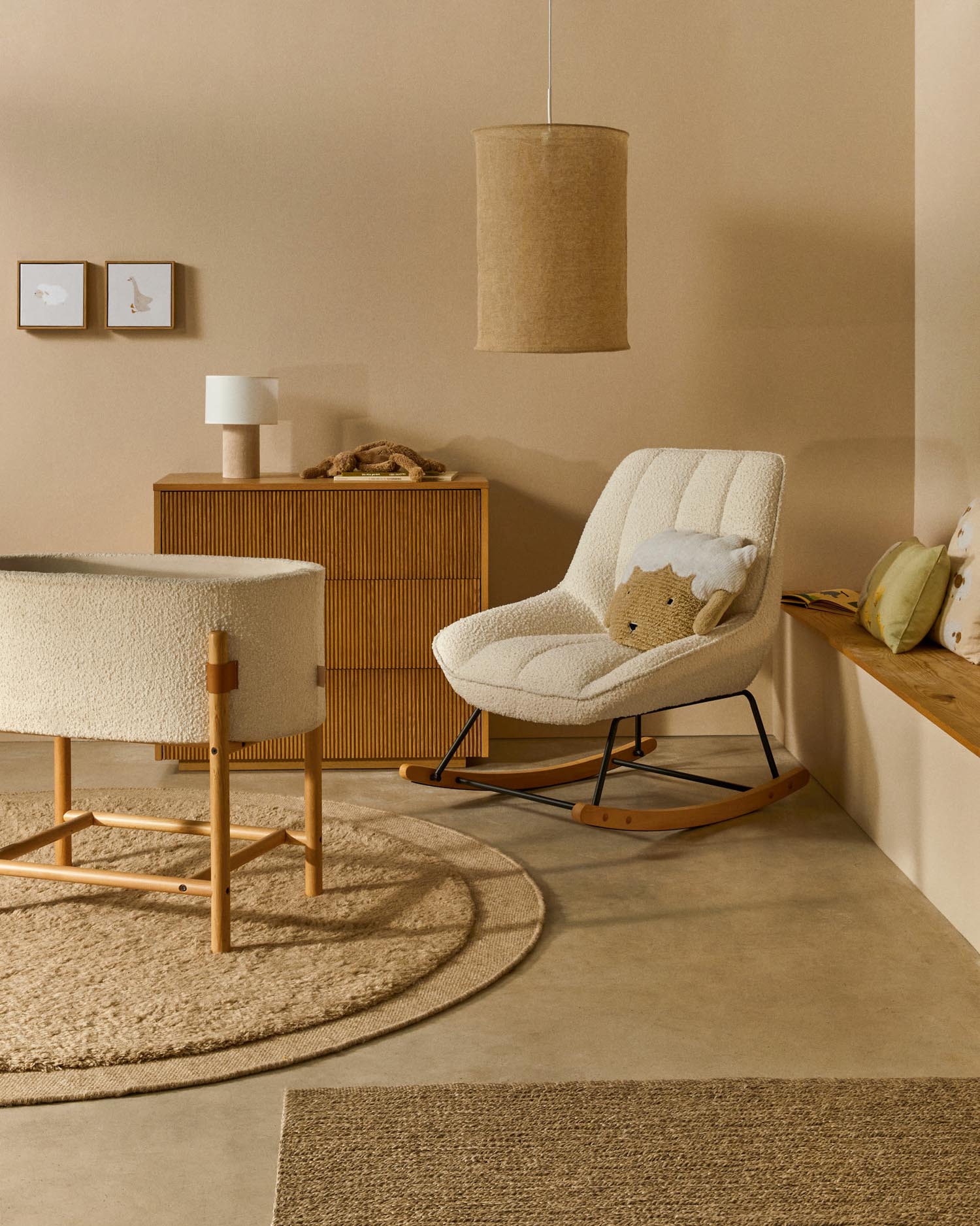 Die Bianella Tischlampe von Kave Home kombiniert einen beigen Cord-Schirm mit einem eleganten und zeitgemässen Design.