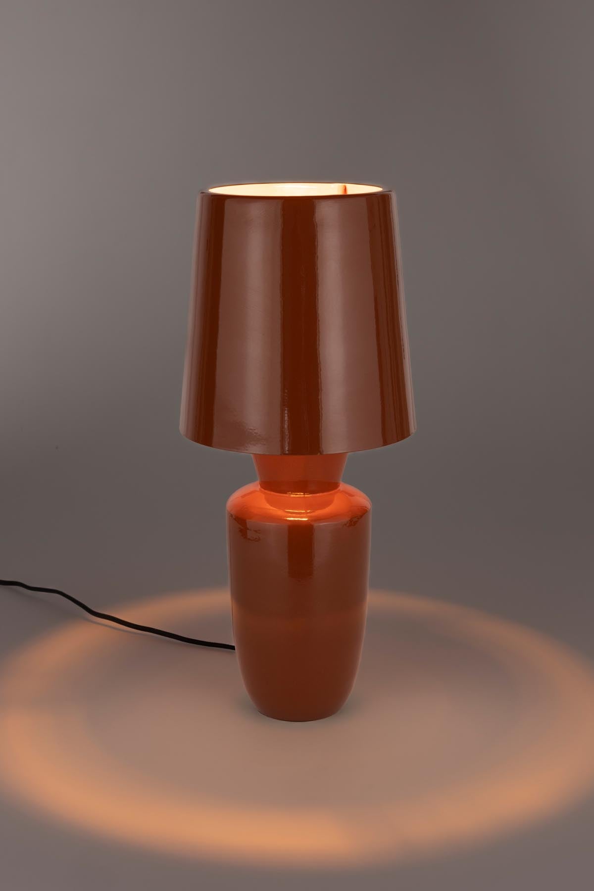 Stilvolle Tischleuchte Classy von Zuiver in strahlendem Rot, perfekt für zeitgemäße Inneneinrichtungen und gemütliche Lichtakzente.