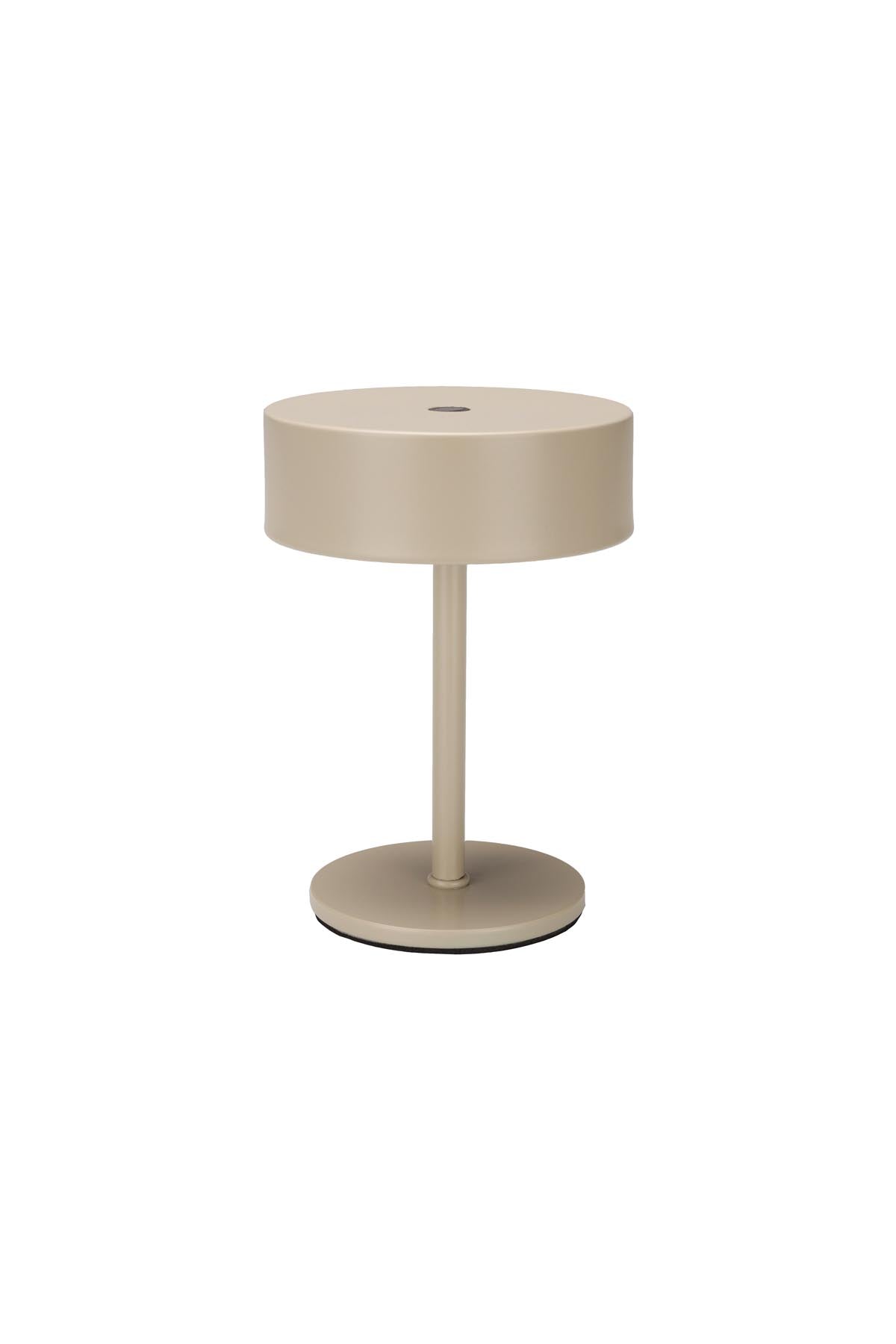 Kleine Tischlampe in zartem Beige, perfekt für gemütliche Beleuchtung und stilvolle Akzente in jedem Raum. Hochwertige Zuiver-Qualität.
