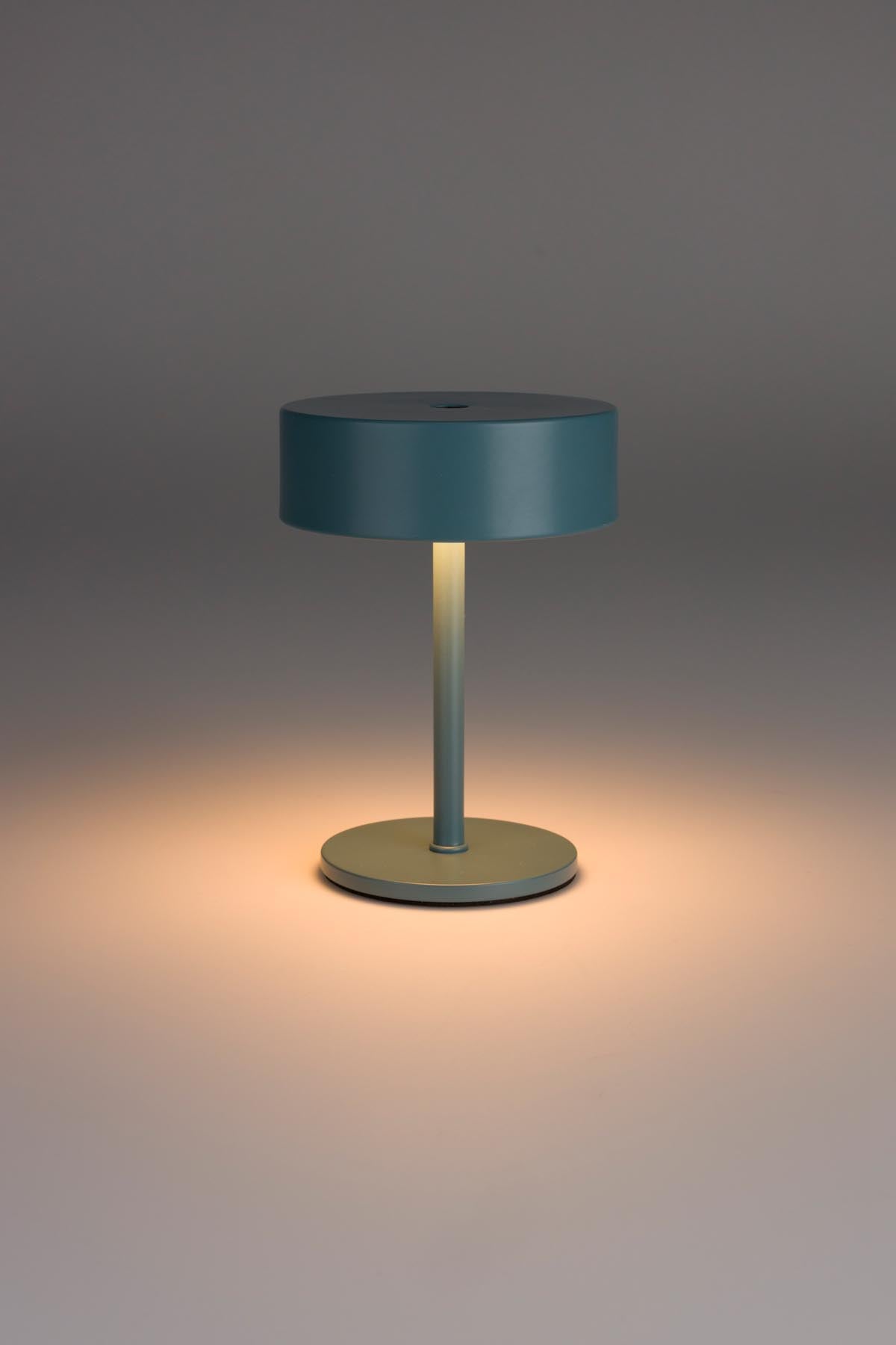 Elegante Mini-Tischlampe von Zuiver in ansprechendem Blau, ideal für stimmungsvolle Beleuchtung und moderne Wohnräume.
