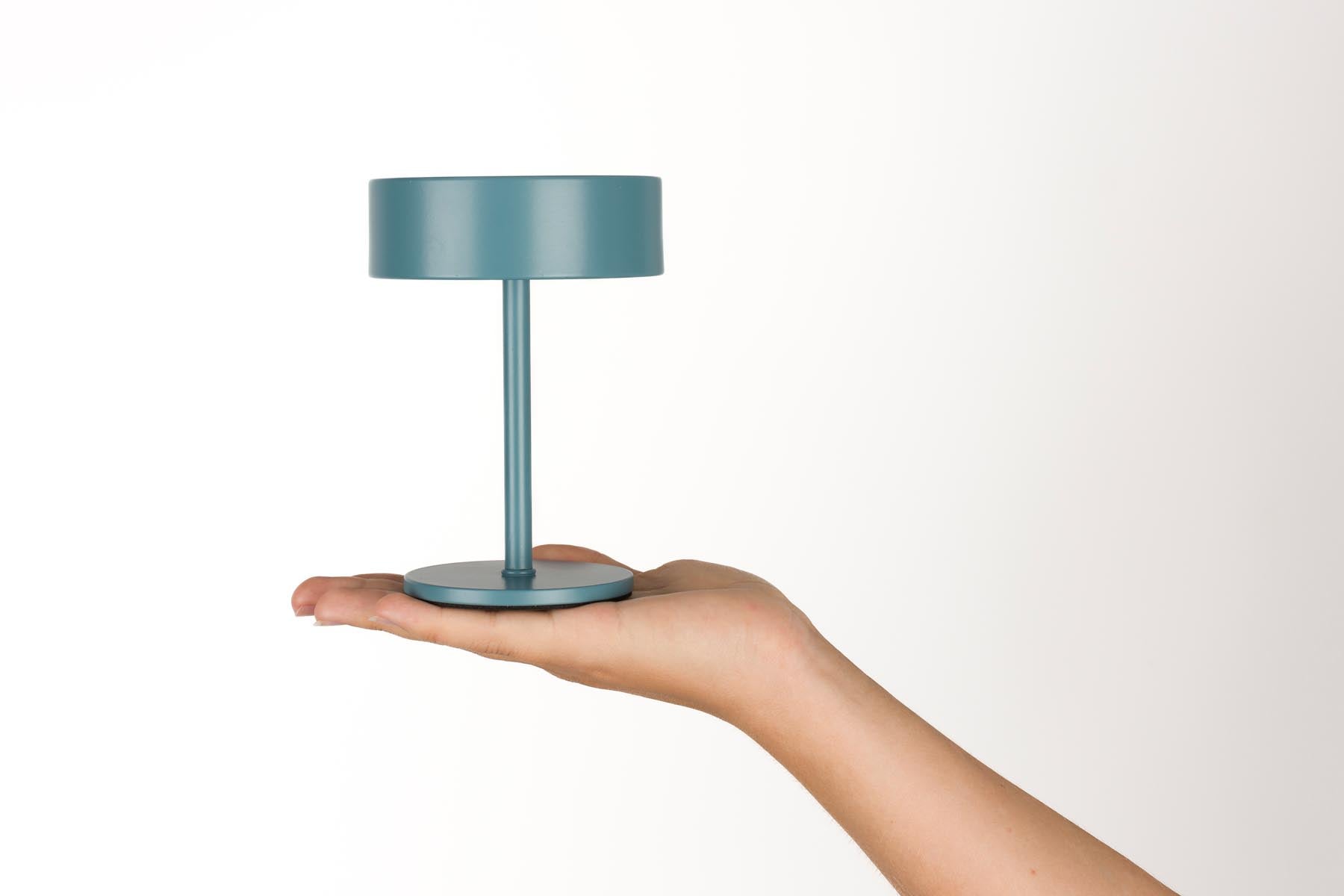 Elegante Mini-Tischlampe von Zuiver in ansprechendem Blau, ideal für stimmungsvolle Beleuchtung und moderne Wohnräume.