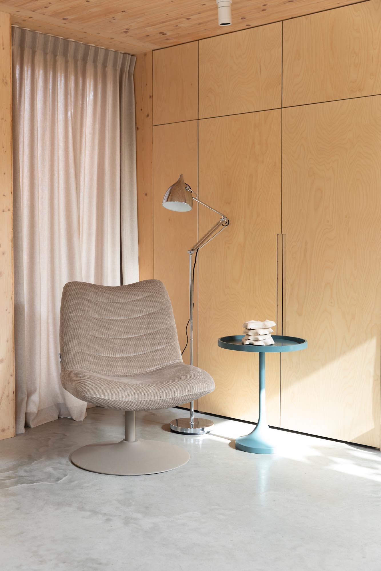 Entdecken Sie die Reader Chrome Stehleuchte von Zuiver – eine elegante Lampe mit verstellbarem Licht, die jedem Raum modernen Stil verleiht.