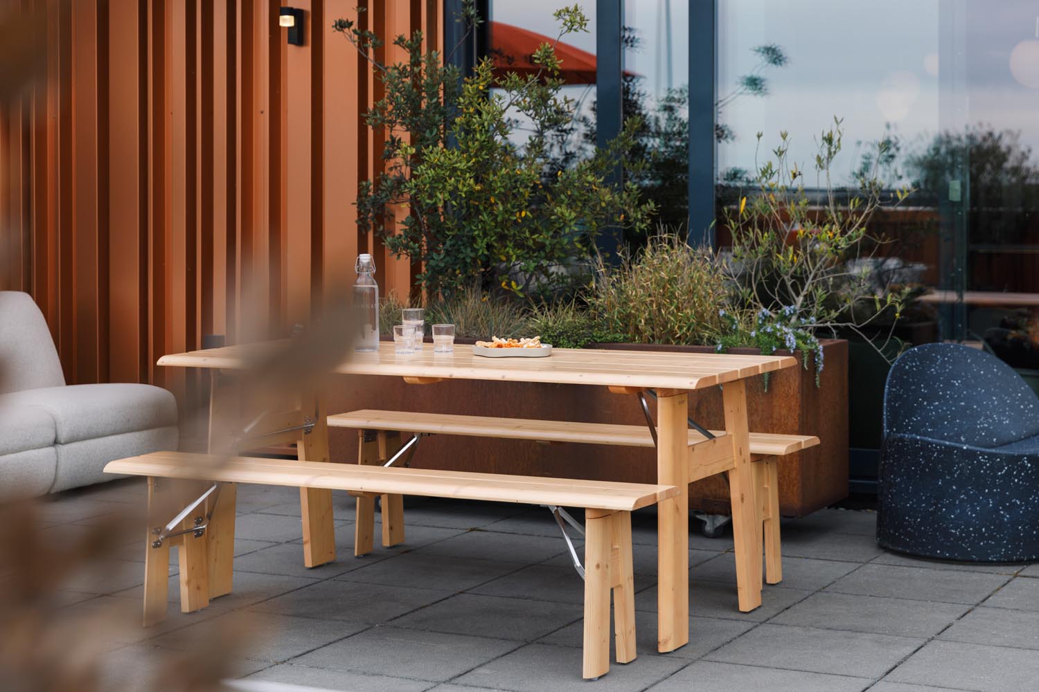 Eleganter klappbarer Gartentisch Avenue Natural von Zuiver aus robustem Kiefernholz, perfekt für entspannte Stunden im Garten oder auf der Terrasse.