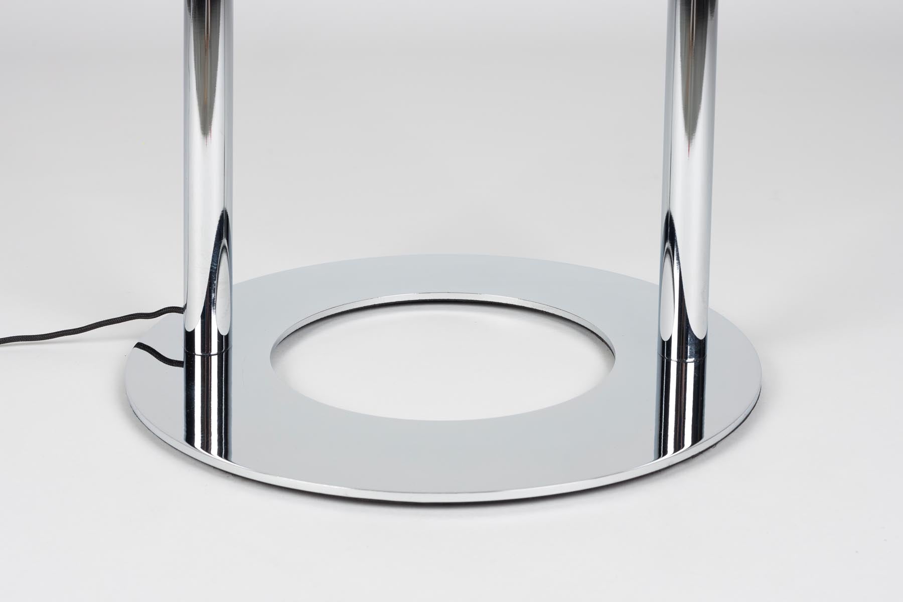 Elegante Stehleuchte Arch von Zuiver mit geschwungenem Gestell, ideal für eine stilvolle Atmosphäre und gezielte Lichtakzente im Wohnbereich.