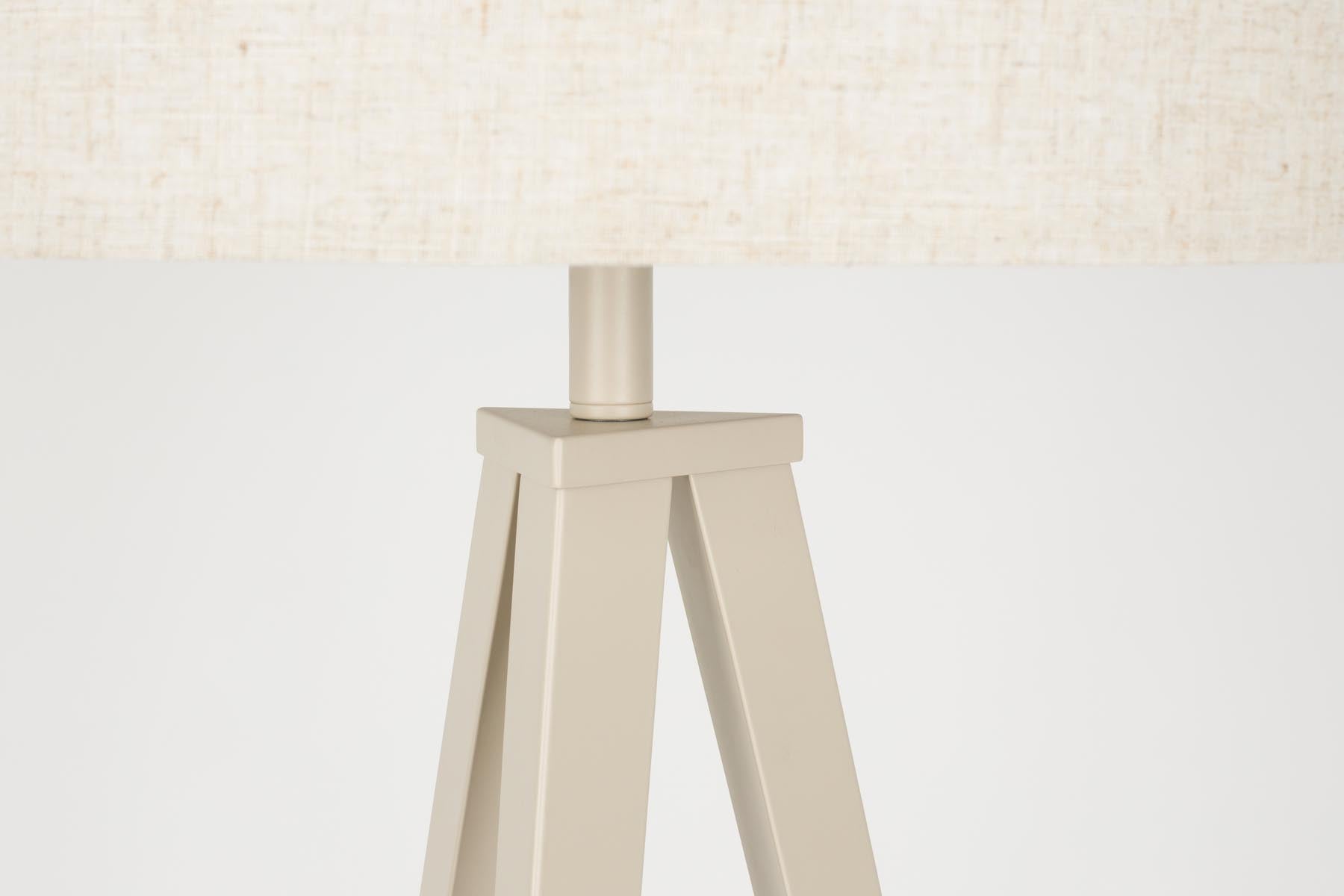 Elegante Tripod Stehleuchte in warmem Beige von Zuiver, ideal für einladende Räume und geschmackvolle Akzente in der Inneneinrichtung.