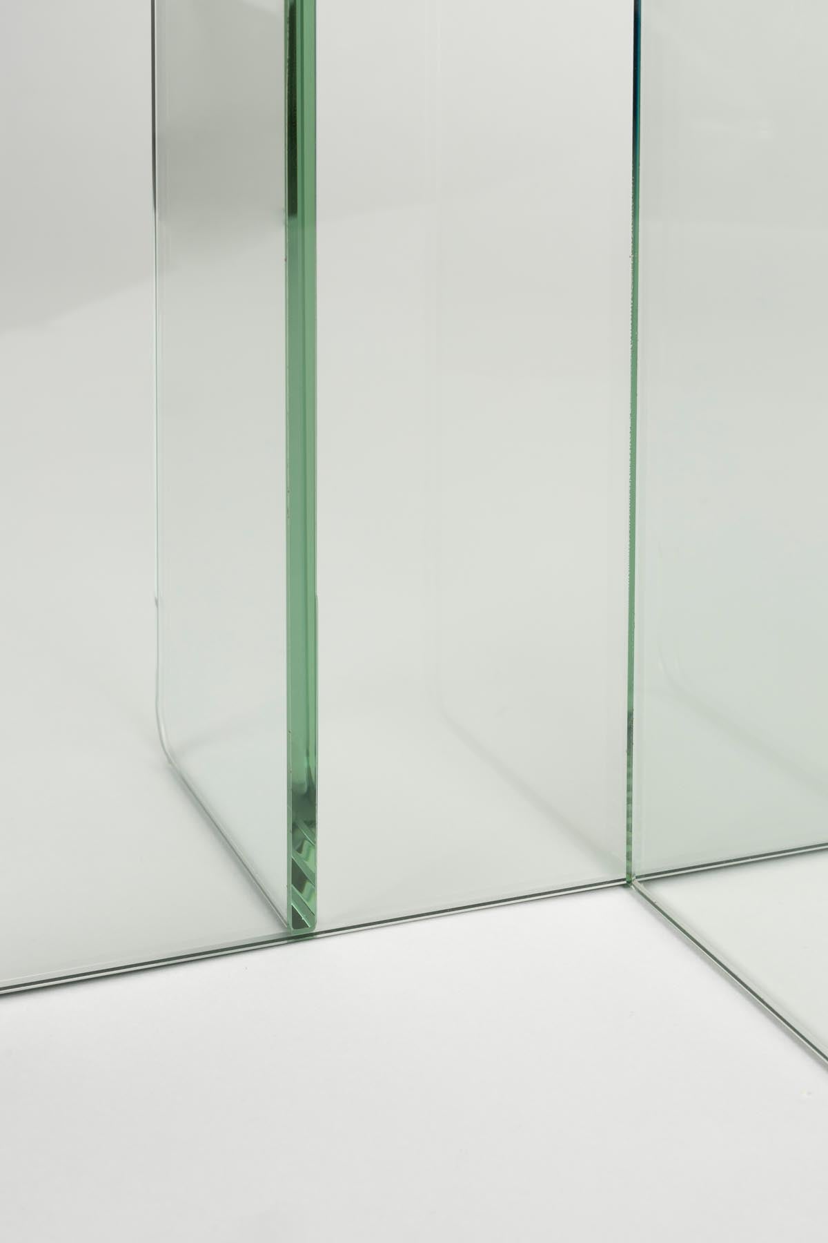 Eleganter Beistelltisch Linea von Zuiver, der durch sein minimalistisches Design und die transparente Oberfläche besticht, ideal für stilvolle Wohnräume.