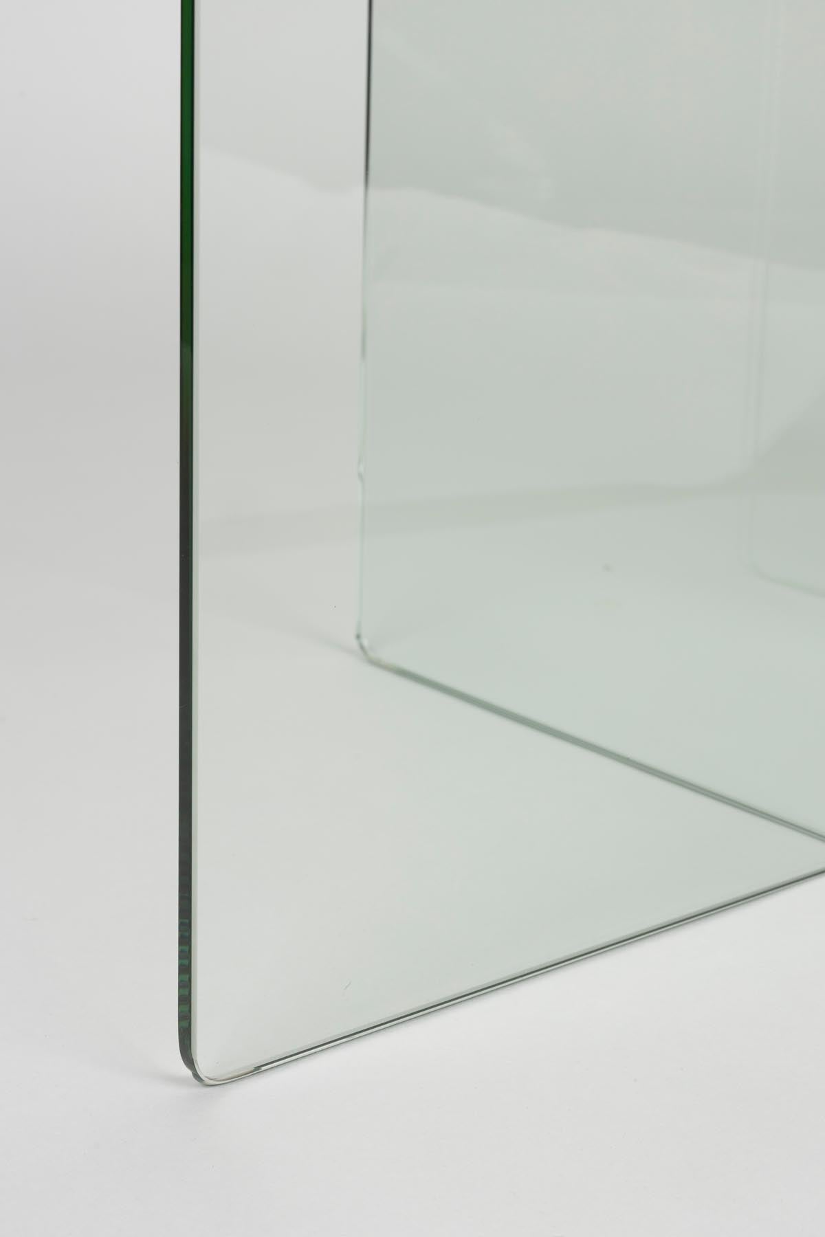 Eleganter Couchtisch Linea von Zuiver, der durch sein minimalistisches Design und hochwertige Materialien jeden Wohnraum aufwertet.