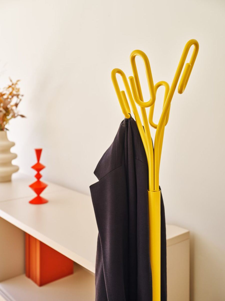 Clip CP01 - Kleiderständer in Ziegelrot präsentiert im Onlineshop von KAQTU Design AG. Kleiderständer ist von Mdd