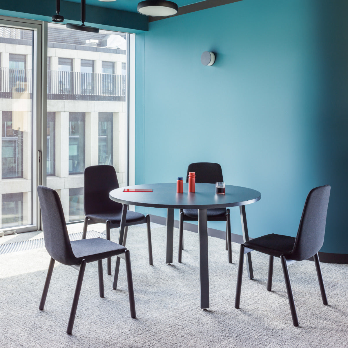 Ogi A PLF80 - Kaffeetisch in Honigeiche präsentiert im Onlineshop von KAQTU Design AG. Esstisch ist von Mdd