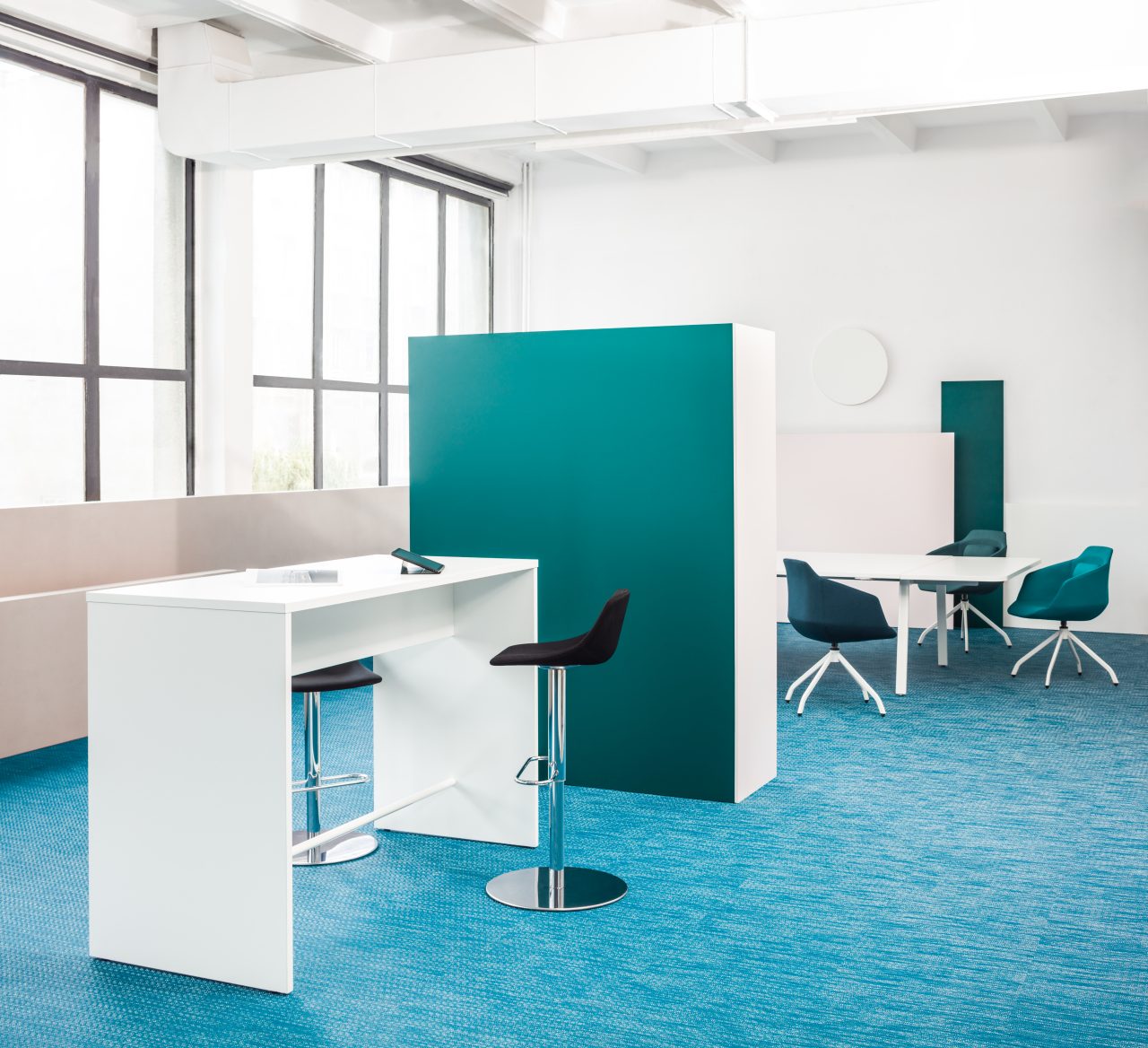 Ogi V PSW72 - Stehtisch in Honigeiche präsentiert im Onlineshop von KAQTU Design AG. Hochtisch ist von Mdd