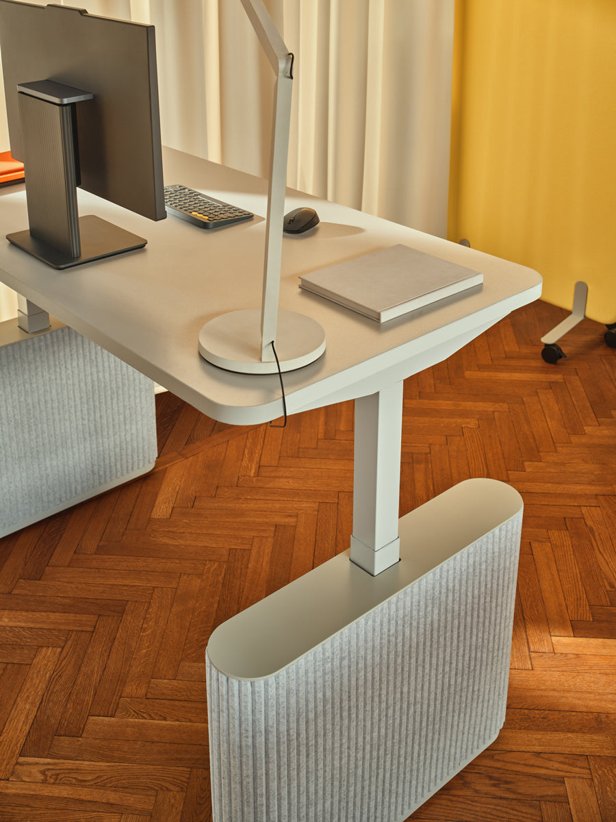 Ogi Drive BODF60 - elektrisch höhenverstellbarer Schreibtisch mit Fußelementen aus Filz in Anthrazit präsentiert im Onlineshop von KAQTU Design AG. Schreibtisch ist von Mdd