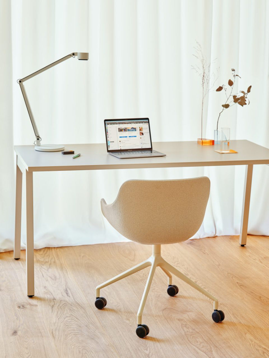 Ogi M BOM10E2 - Schreibtisch in Honigeiche präsentiert im Onlineshop von KAQTU Design AG. Schreibtisch ist von Mdd