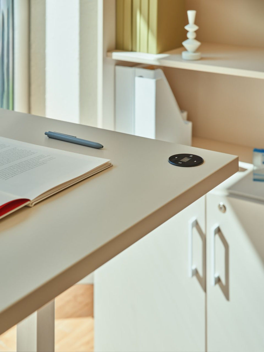 Ogi Drive  BODKZ567 - Schreibtisch elektrisch höhenverstellbar, zweimotoriges Gestell in Honigeiche präsentiert im Onlineshop von KAQTU Design AG. Schreibtisch ist von Mdd