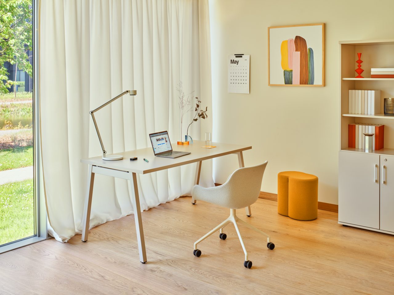 Ogi M BOM03E2 - Schreibtisch in Honigeiche präsentiert im Onlineshop von KAQTU Design AG. Schreibtisch ist von Mdd