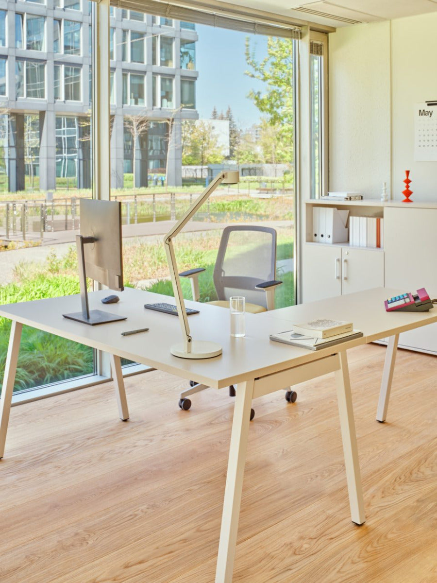 Ogi M BOM10 - Schreibtisch in Honigeiche präsentiert im Onlineshop von KAQTU Design AG. Schreibtisch ist von Mdd