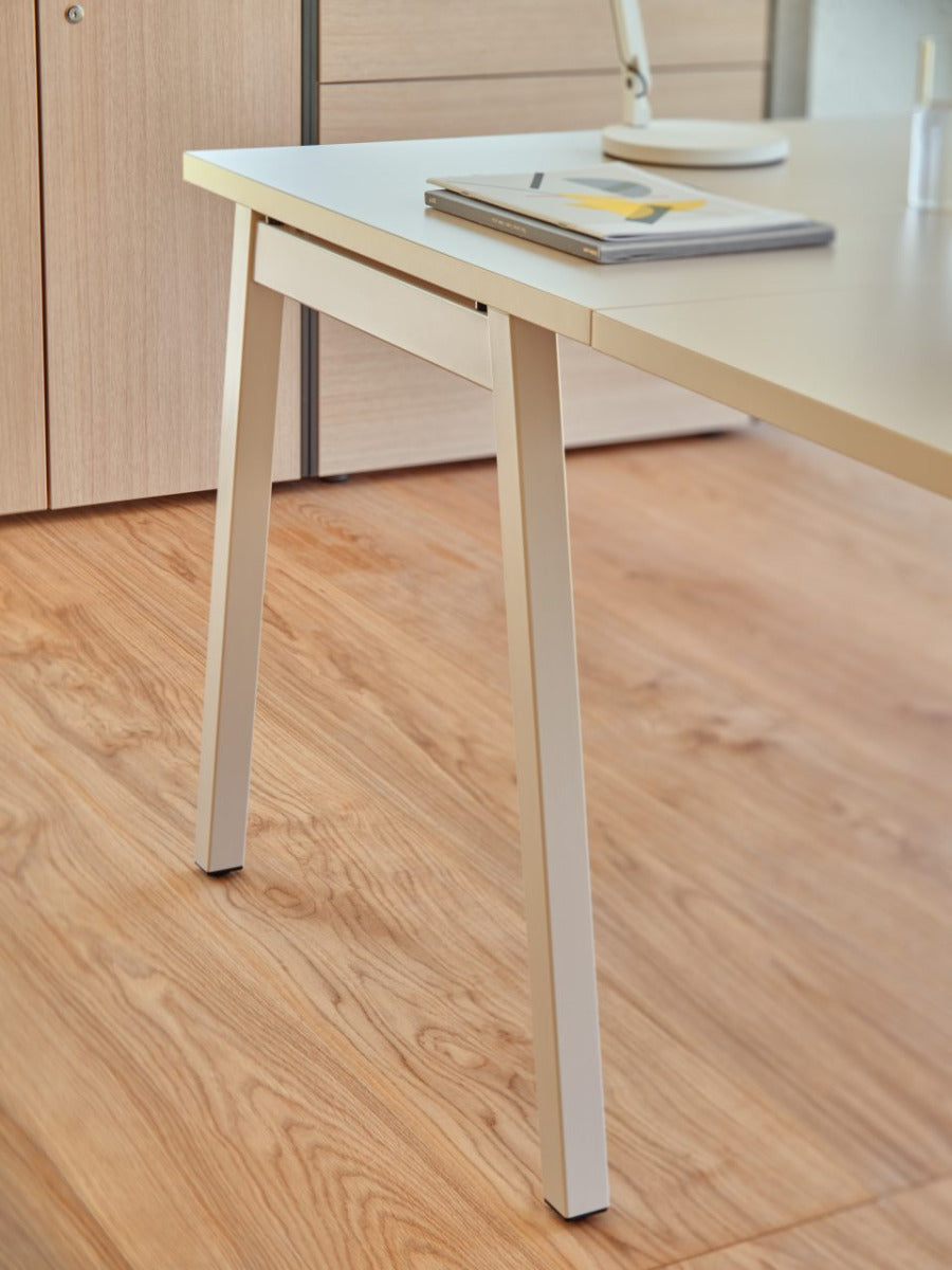 Ogi M BOM19E4 - Schreibtisch in Honigeiche präsentiert im Onlineshop von KAQTU Design AG. Schreibtisch ist von Mdd