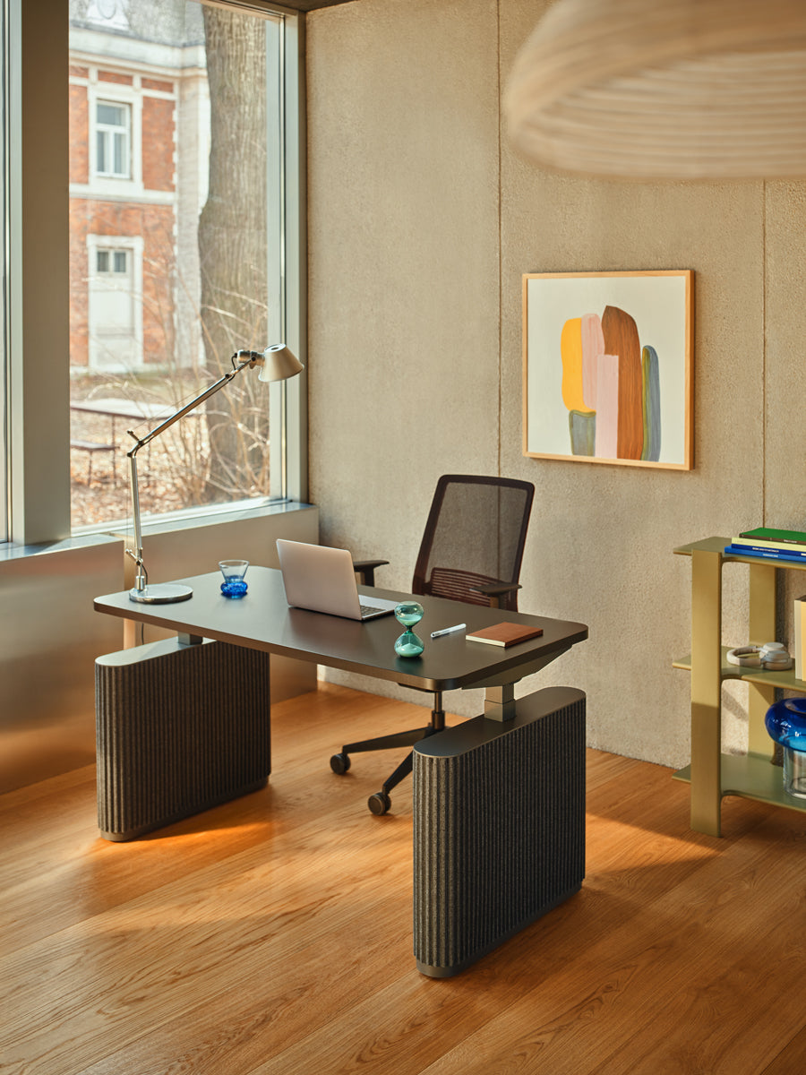 Ogi Drive BODF60 - elektrisch höhenverstellbarer Schreibtisch mit Fußelementen aus Filz in Anthrazit präsentiert im Onlineshop von KAQTU Design AG. Schreibtisch ist von Mdd