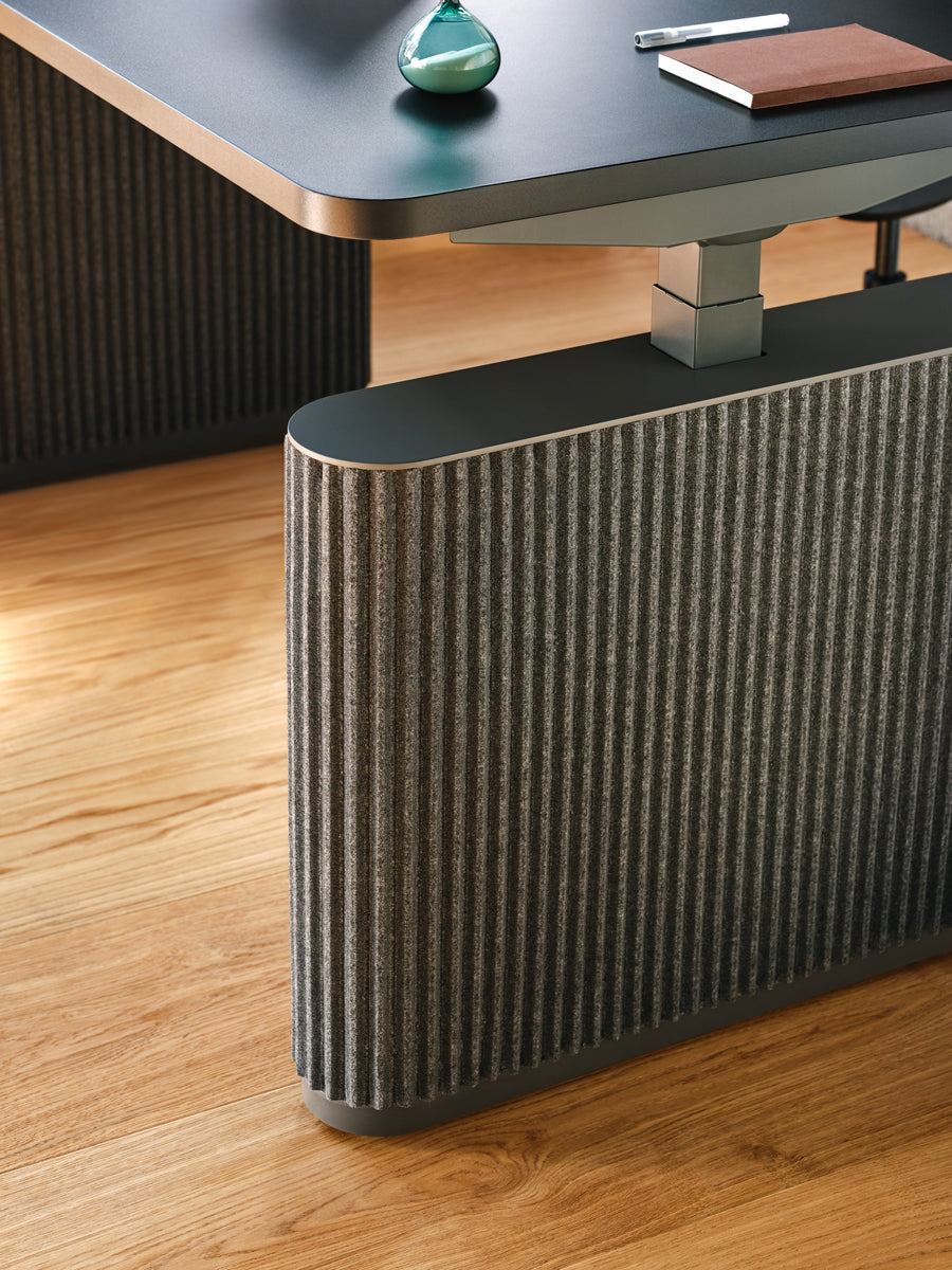 Ogi Drive BODF60 - elektrisch höhenverstellbarer Schreibtisch mit Fußelementen aus Filz in Anthrazit präsentiert im Onlineshop von KAQTU Design AG. Schreibtisch ist von Mdd