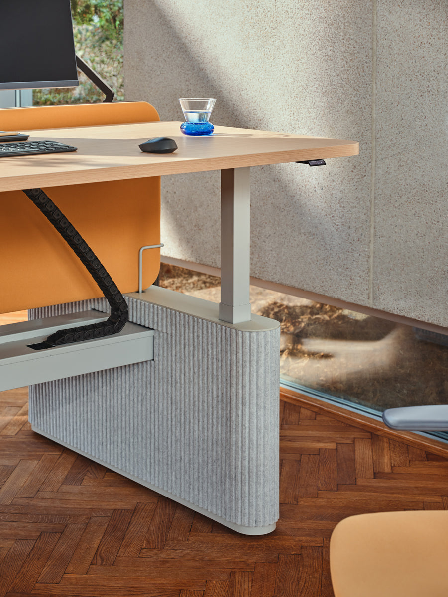 Ogi Drive Bench BODF718 - elektrisch höhenverstellbarer Bench mit Fußelementen aus Filz in Anthrazit präsentiert im Onlineshop von KAQTU Design AG. Schreibtisch ist von Mdd
