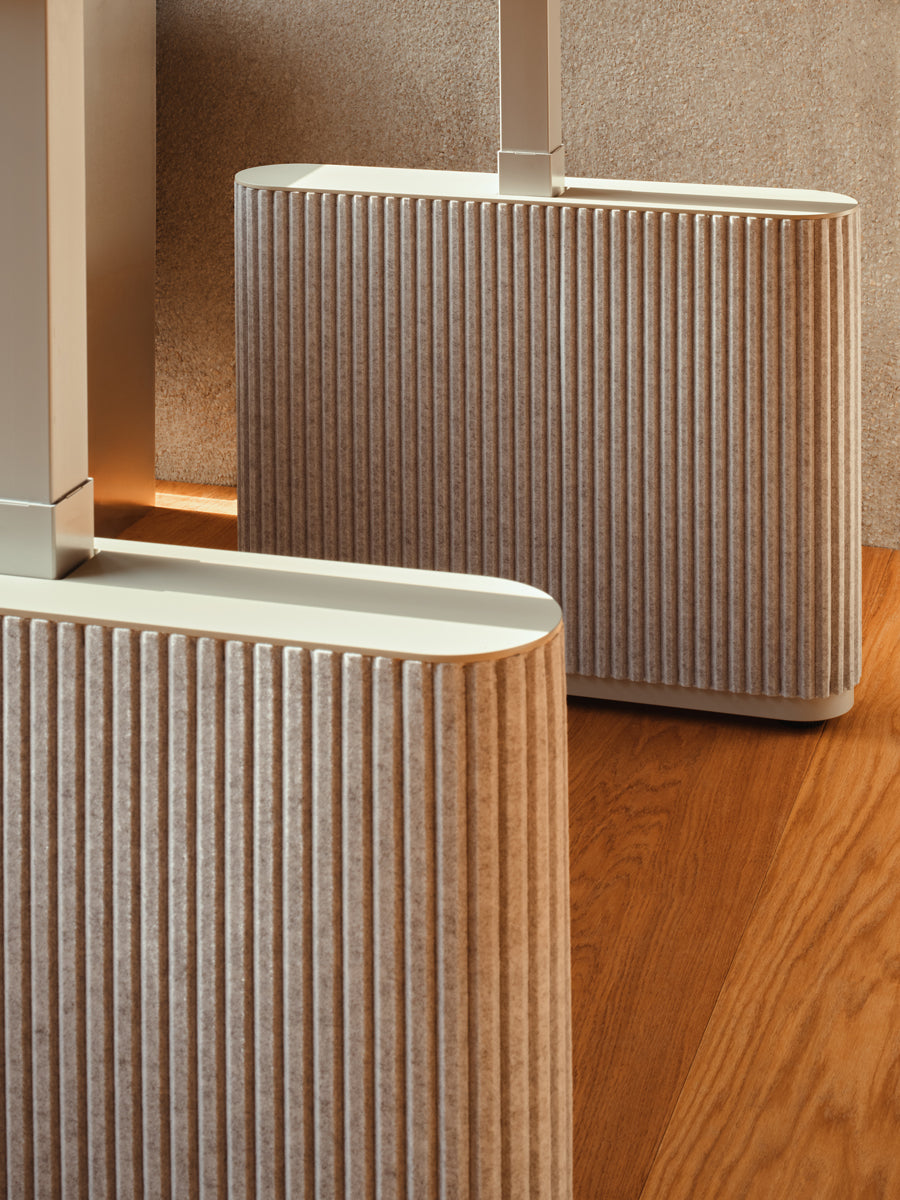 Ogi Drive BODF587 - elektrisch höhenverstellbarer Schreibtisch mit Fußelementen aus Filz in Anthrazit präsentiert im Onlineshop von KAQTU Design AG. Schreibtisch ist von Mdd