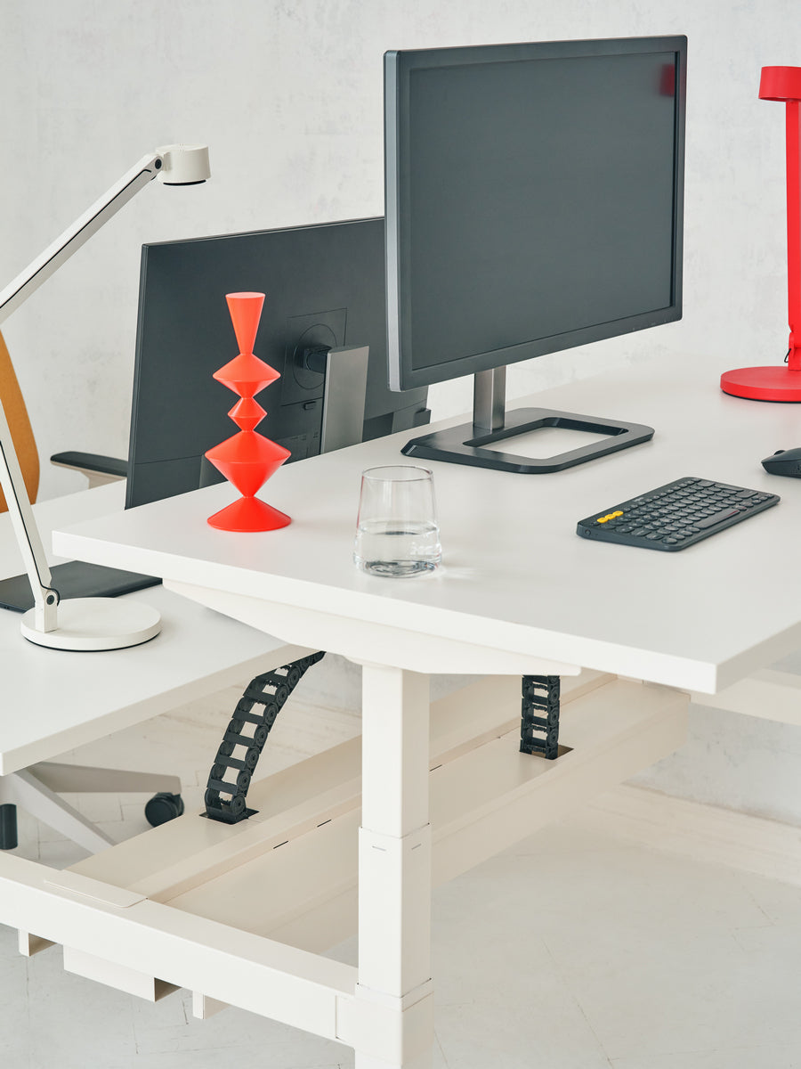 Ogi Drive Bench mit einer gemeinsamen Kabelschiene BOD820 - Doppelschreibtisch elektrisch höhenverstellbar, zweimotoriges Gestell in Honigeiche präsentiert im Onlineshop von KAQTU Design AG. Schreibtisch ist von Mdd