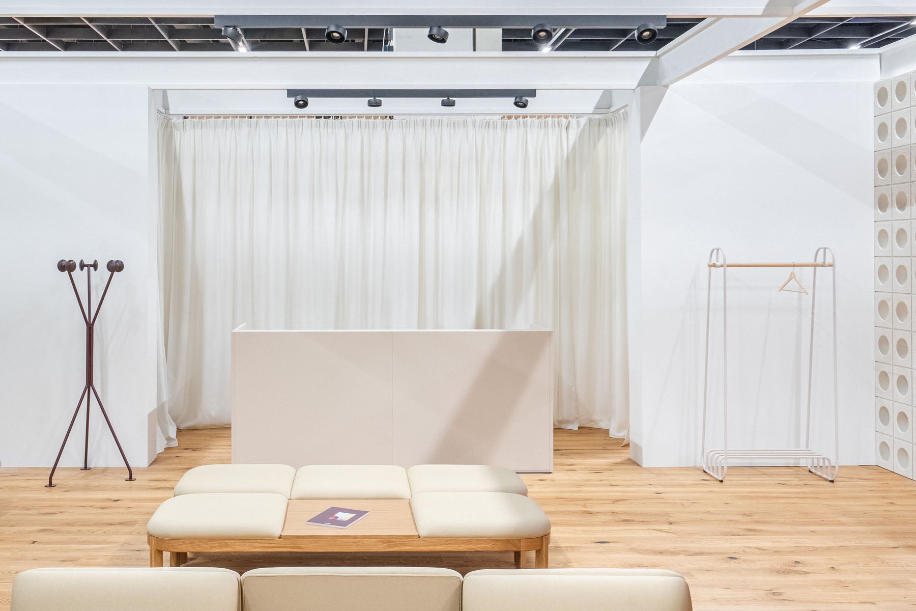 Tera TRA18 - modulare Empfangstheke in Eiche Grau präsentiert im Onlineshop von KAQTU Design AG. Empfangsdesk ist von Mdd